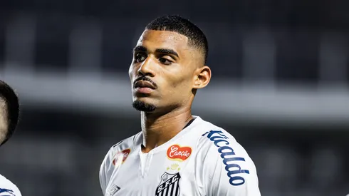 Joaquim jogador do Santos durante partida contra o Guarani no estádio Vila Belmiro pelo campeonato Brasileiro B 2024. Foto: Abner Dourado/AGIF