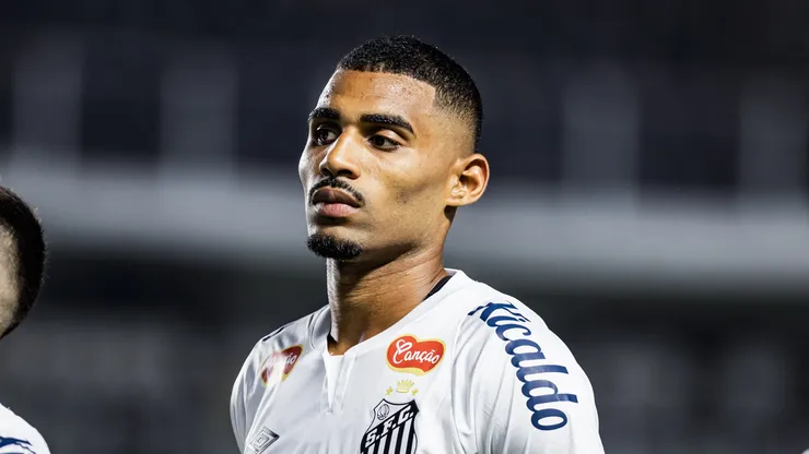 Joaquim jogador do Santos durante partida contra o Guarani no estádio Vila Belmiro pelo campeonato Brasileiro B 2024. Foto: Abner Dourado/AGIF