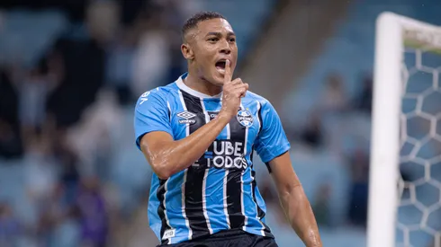 Carlos Vinicius jogador do Gremio comemora seu gol durante partida contra o Botafogo no estadio Arena do Gremio pelo campeonato Brasileiro A 2026. Foto: Maxi Franzoi/AGIF