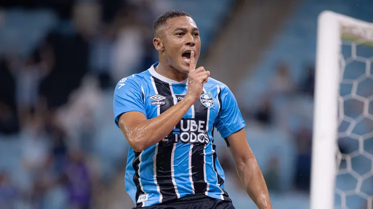 Carlos Vinicius jogador do Gremio comemora seu gol durante partida contra o Botafogo no estadio Arena do Gremio pelo campeonato Brasileiro A 2026. Foto: Maxi Franzoi/AGIF