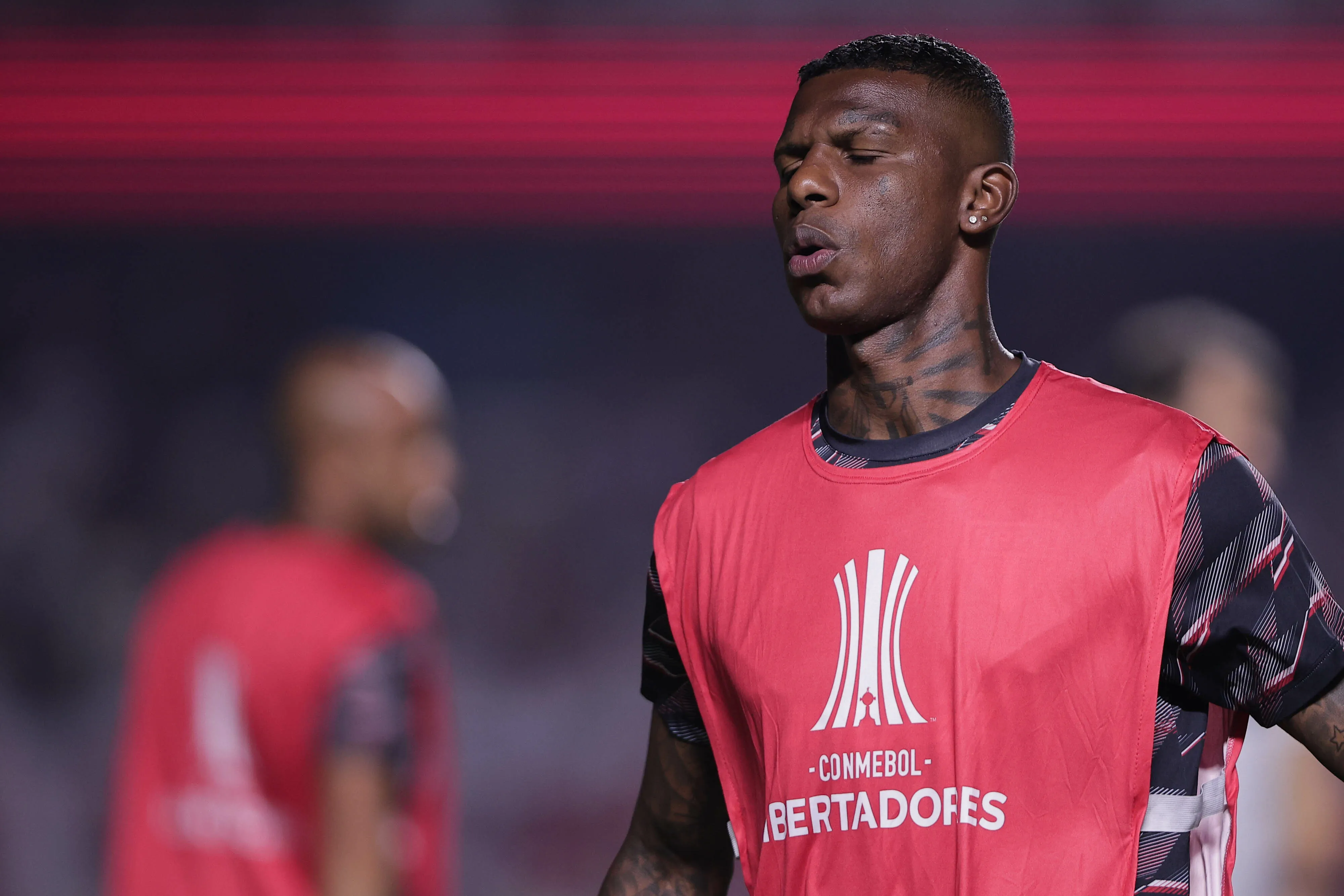 Arboleda aquecendo em pré-jogo no São Paulo – Foto: Ettore Chiereguini/AGIF