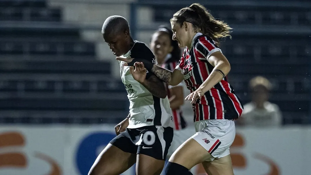 Jogadoras de São Paulo e Corinthians disputam pela bola – Foto: Jhony Inacio/Ag. Paulistão