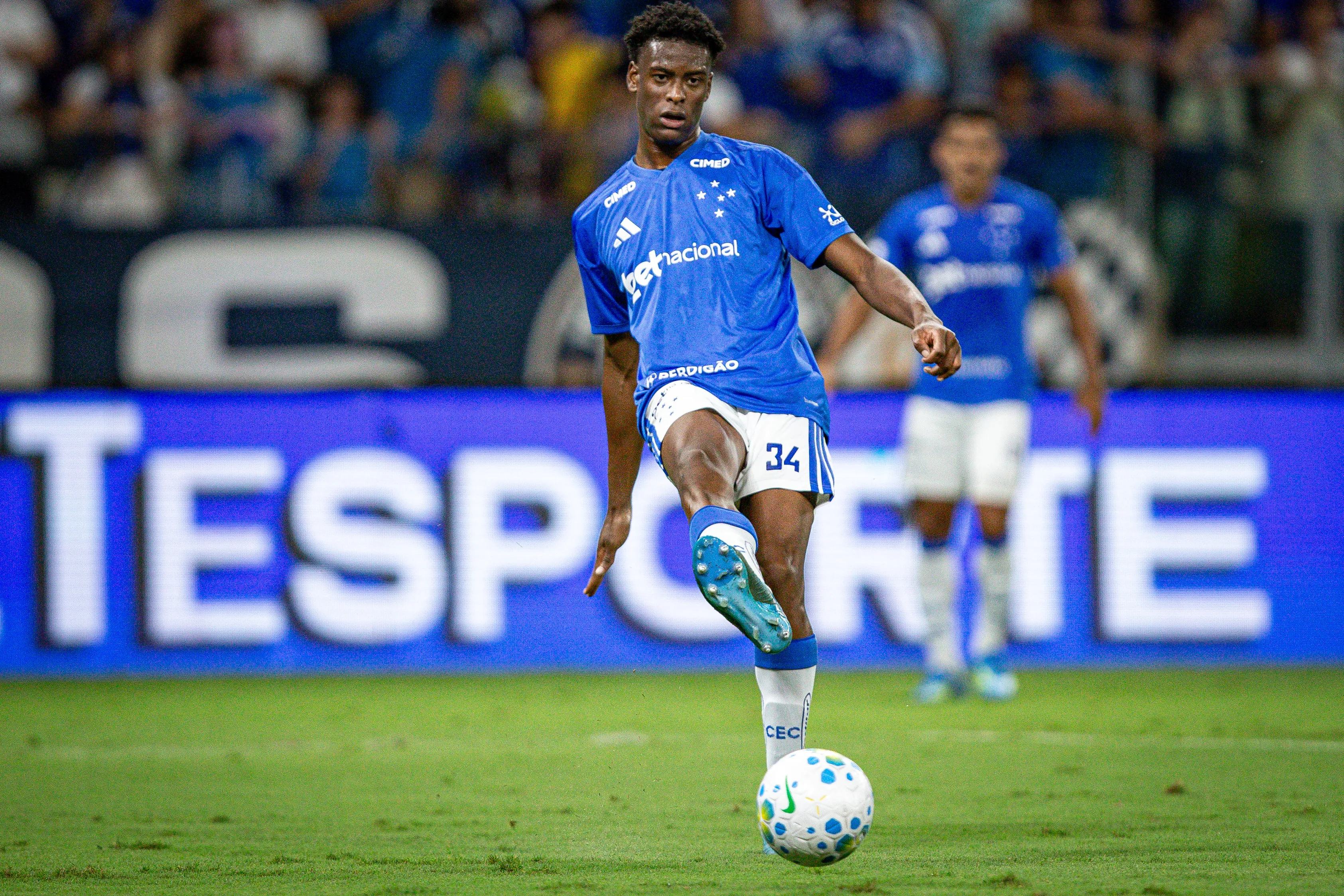 MG – BELO HORIZONTE – 12/04/2026 – BRASILEIRO A 2026, CRUZEIRO X BRAGANTINO – Jonathan Jesus  jogador do Cruzeiro durante partida contra o Bragantino no estadio Mineirao pelo campeonato Brasileiro A 2026. Foto: Fernando Moreno/AGIF