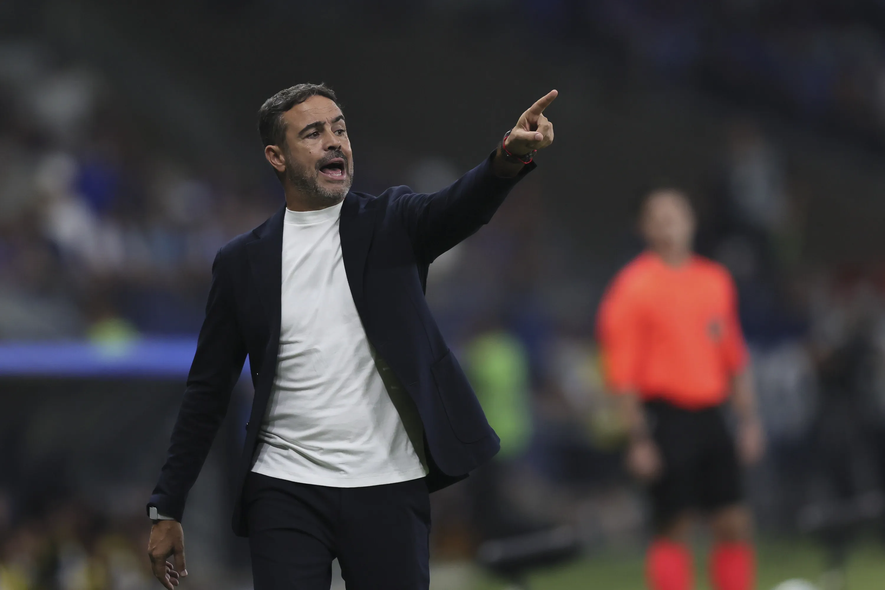 Artur Jorge tecnico do Cruzeiro durante partida contra o Atletico-MG no estadio Mineirao pelo campeonato Brasileiro A 2026. Foto: Gilson Lobo/AGIF