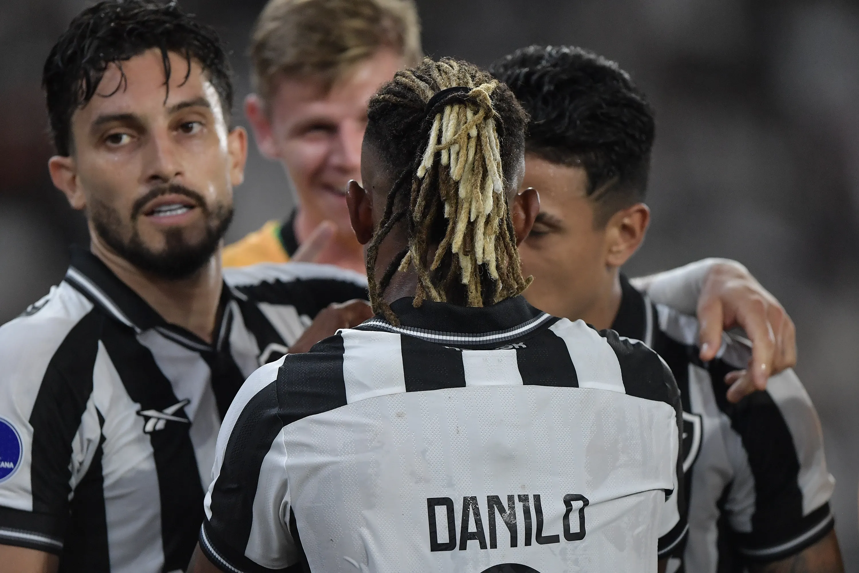 RJ – RIO DE JANEIRO – 06/05/2026 – COPA SUL-AMERICANA 2026, BOTAFOGO X RACING – Danilo jogador do Botafogo comemora seu gol com jogadores do seu time durante partida contra o Racing no estadio Engenhao pelo campeonato Copa Sul-Americana 2026. Foto: Thiago Ribeiro/AGIF