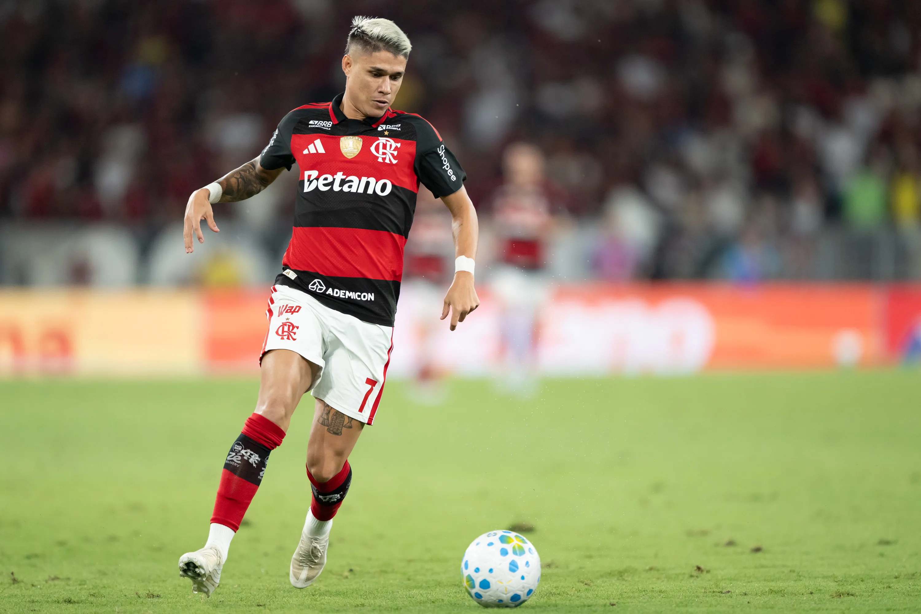 Luiz Araujo, jogador do Flamengo, durante partida contra o Santos – Foto: Jorge Rodrigues/AGIF