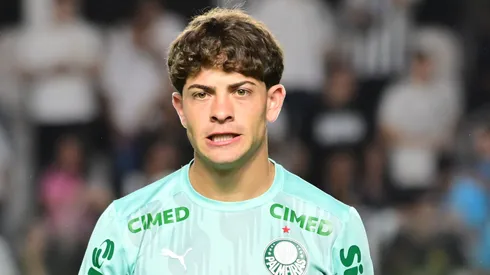 Giay jogador do Palmeiras durante aquecimento antes da partida contra o Santos no estadio Vila Belmiro pelo campeonato Brasileiro A 2025. Foto: Jota Erre/AGIF