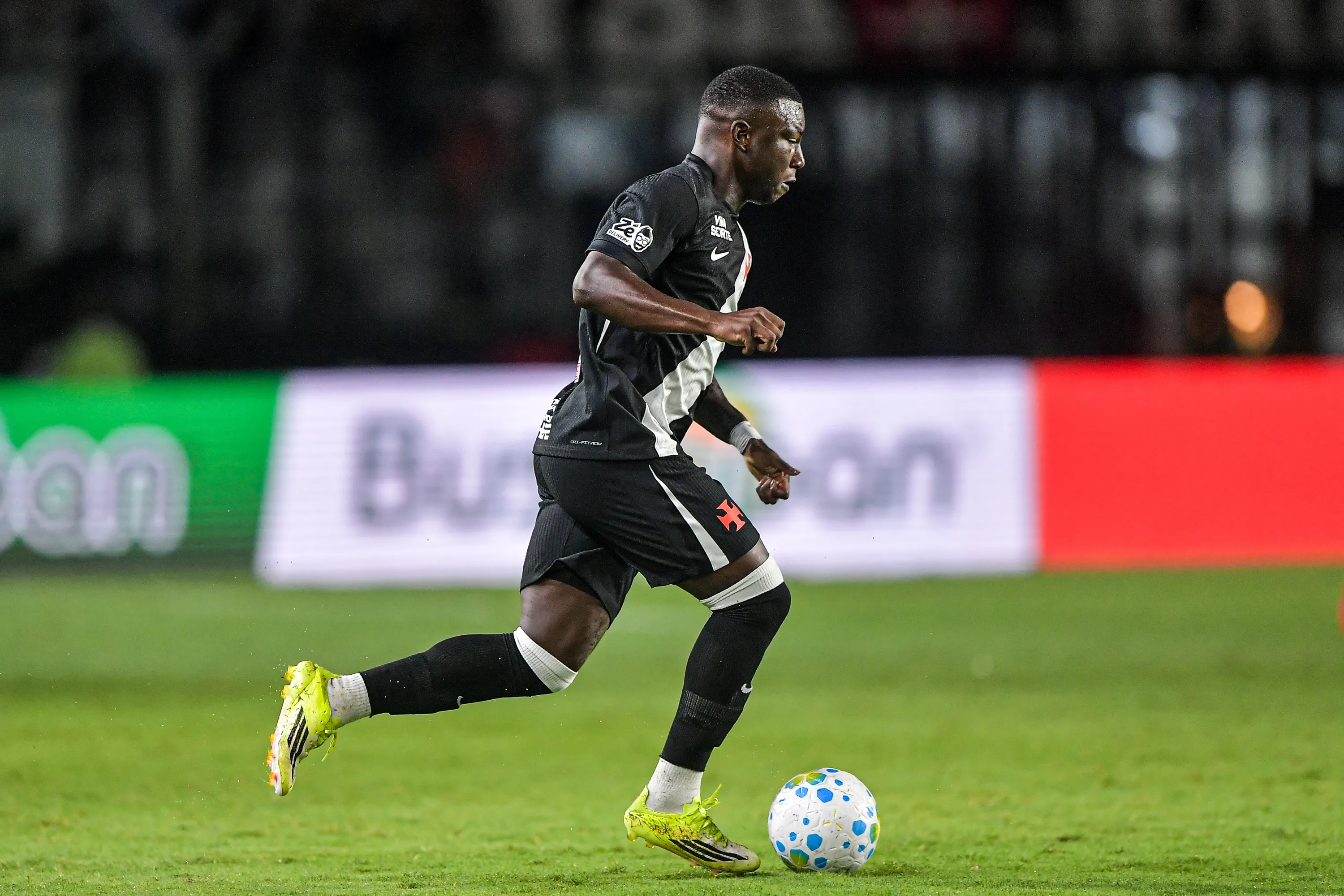 Marino Hinestroza, jogador do Vasco, durante partida contra o Chapecoense – Foto: Thiago Ribeiro/AGIF