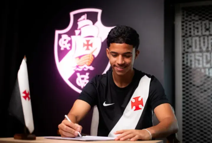 Andrey Fernandes assinando renovação com o Vasco (Foto: DivulgaçãoVasco)