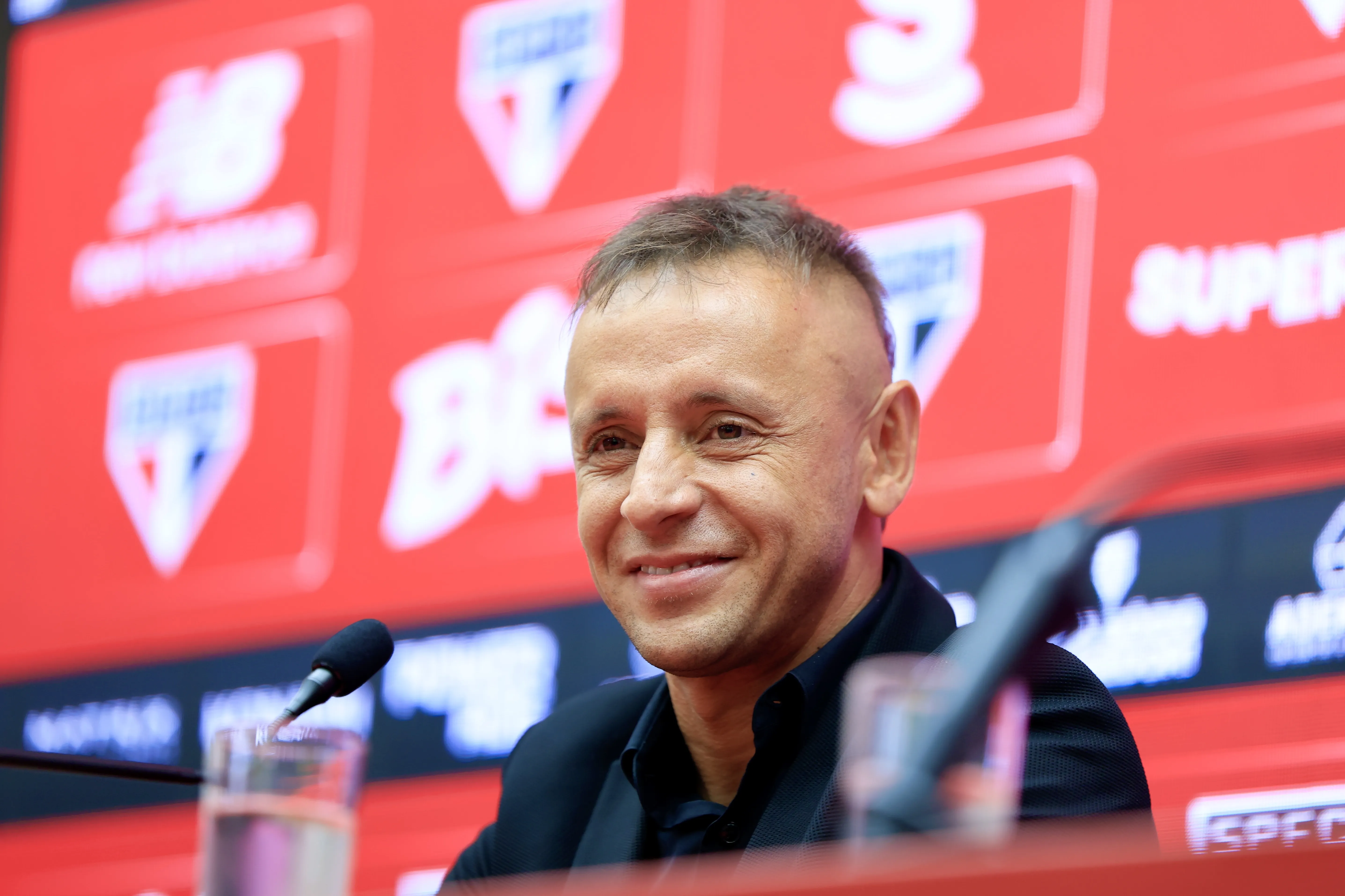 SP – SAO PAULO – 27/01/2026 – APRESENTACAO RAFINHA GERENTE ESPORTIVO DO SAO PAULO FC – Rafinha novo gerente esportivo do Sao Paulo fala aos jornalistas durante apresentacao oficial em coletiva de imprensa realizada no CT Barra Funda. Foto: Marcello Zambrana/AGIF