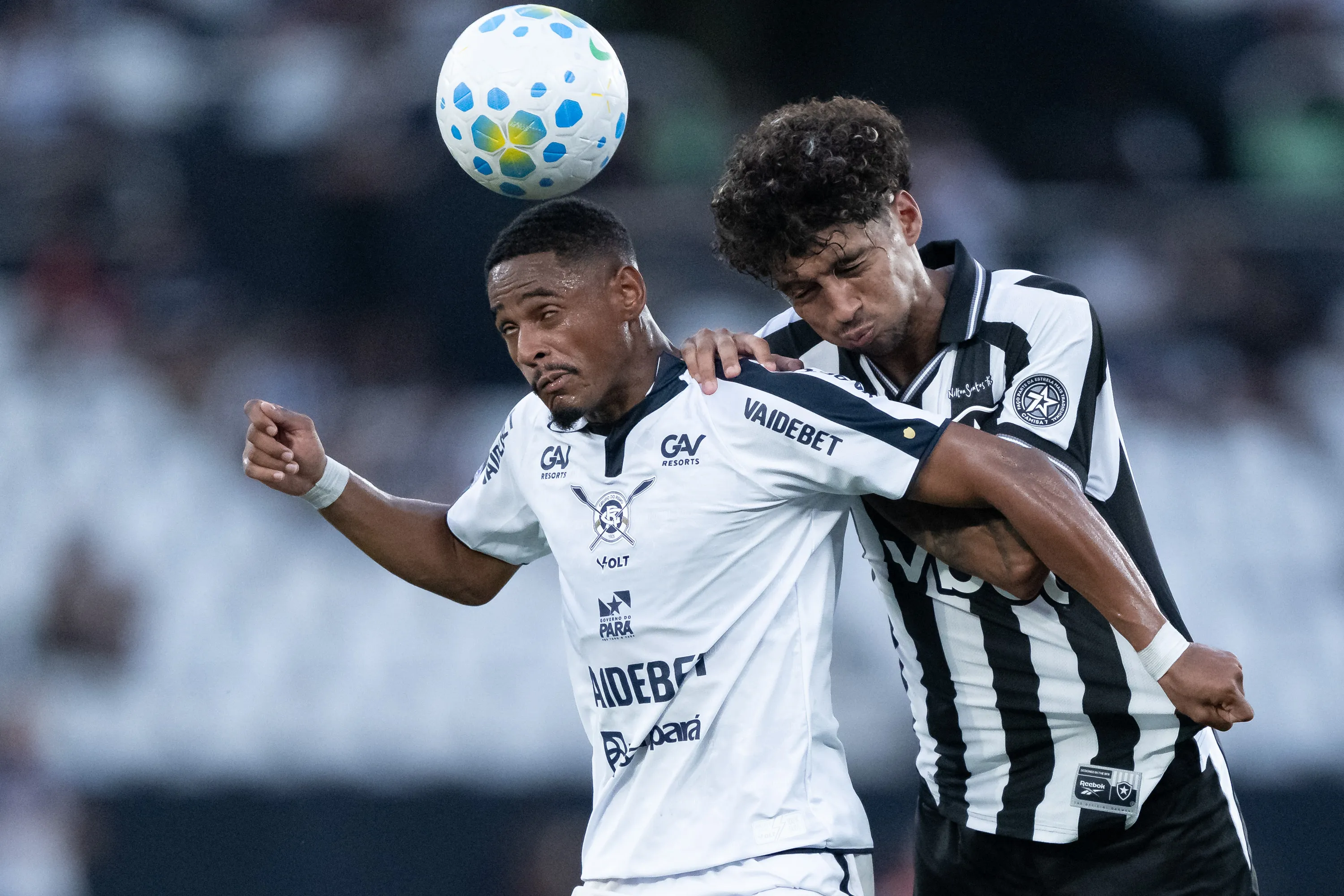 RJ – RIO DE JANEIRO – 02/05/2026 – BRASILEIRO A 2026, BOTAFOGO X REMO – Medina jogador do Botafogo disputa lance com Jaja jogador do Remo durante partida no estadio Engenhao pelo campeonato Brasileiro A 2026. Foto: Jorge Rodrigues/AGIF