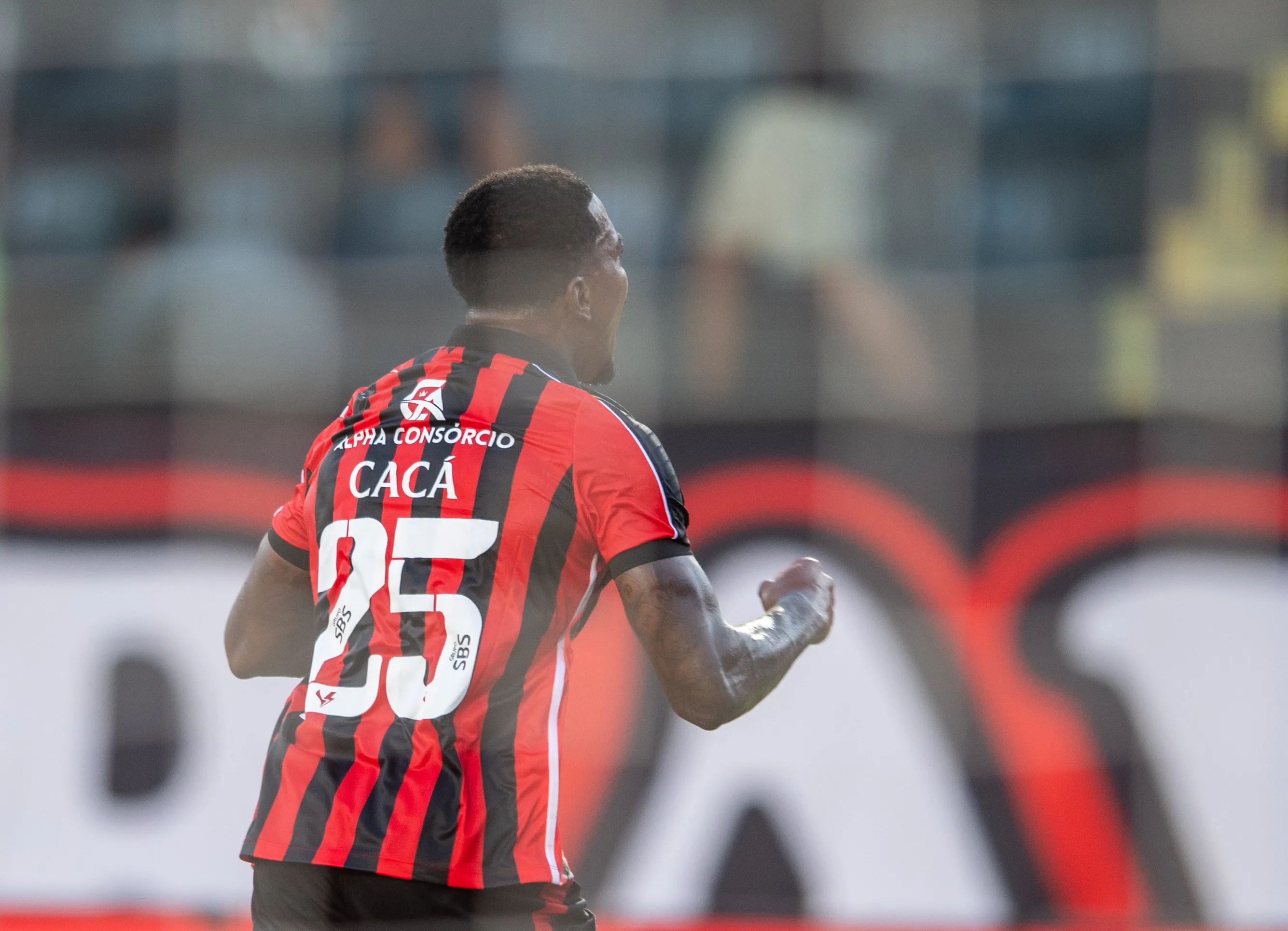 Caca jogador do Vitoria comemora seu gol durante partida contra o Sao Paulo no estadio Barradao pelo campeonato Brasileiro A 2026. Foto: Jhony Pinho/AGIF