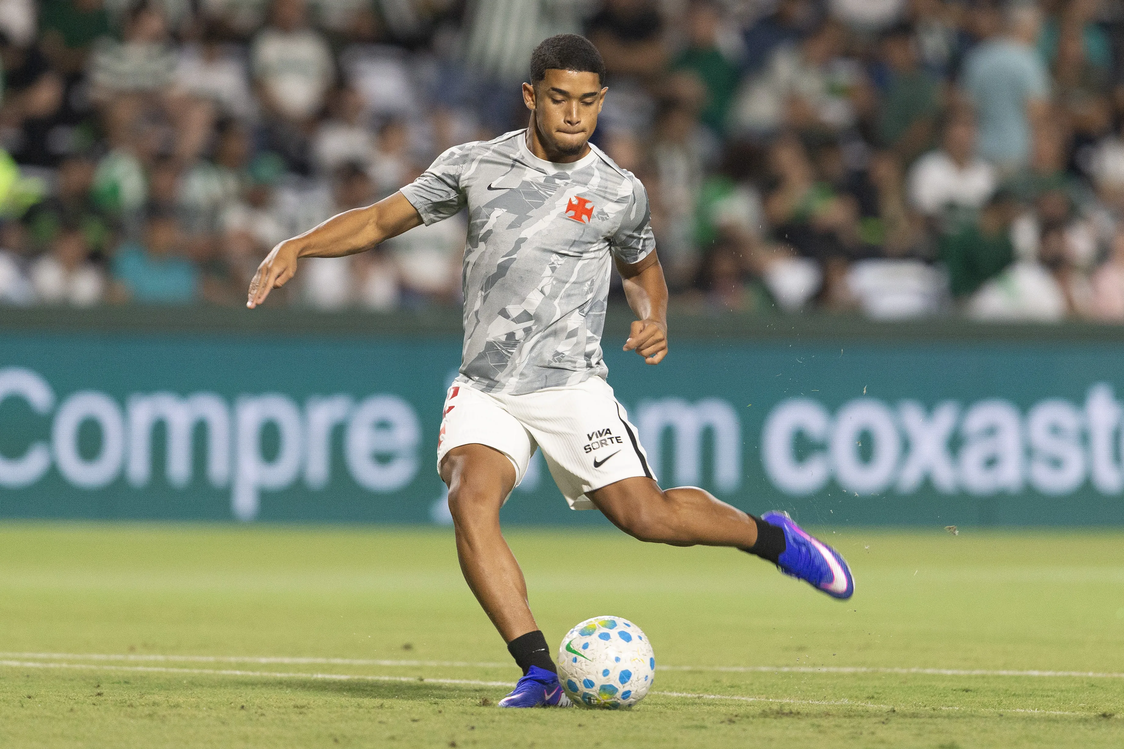 Avellar jogador do Vasco durante aquecimento antes da partida contra o Coritiba no estadio Couto Pereira pelo campeonato Brasileiro A 2026. Foto: Hedeson Alves/AGIF