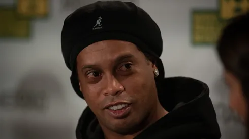 Ronaldinho recebendo homenagem no Museu do Futebol em 2019.