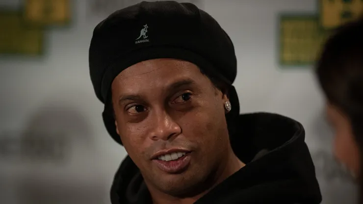 Ronaldinho recebendo homenagem no Museu do Futebol em 2019.