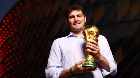 Iker Casillas, Embaixador da Turnê do Troféu da Copa do Mundo da FIFA, posa para foto com o Troféu Original da Copa do Mundo da FIFA na Coca-Cola Arena em 11 de maio de 2022 em Dubai, Emirados Árabes Unidos. (Foto de Francois Nel/Getty Images para Coca-Cola)