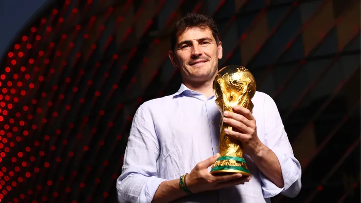 Iker Casillas, Embaixador da Turnê do Troféu da Copa do Mundo da FIFA, posa para foto com o Troféu Original da Copa do Mundo da FIFA na Coca-Cola Arena em 11 de maio de 2022 em Dubai, Emirados Árabes Unidos. (Foto de Francois Nel/Getty Images para Coca-Cola)