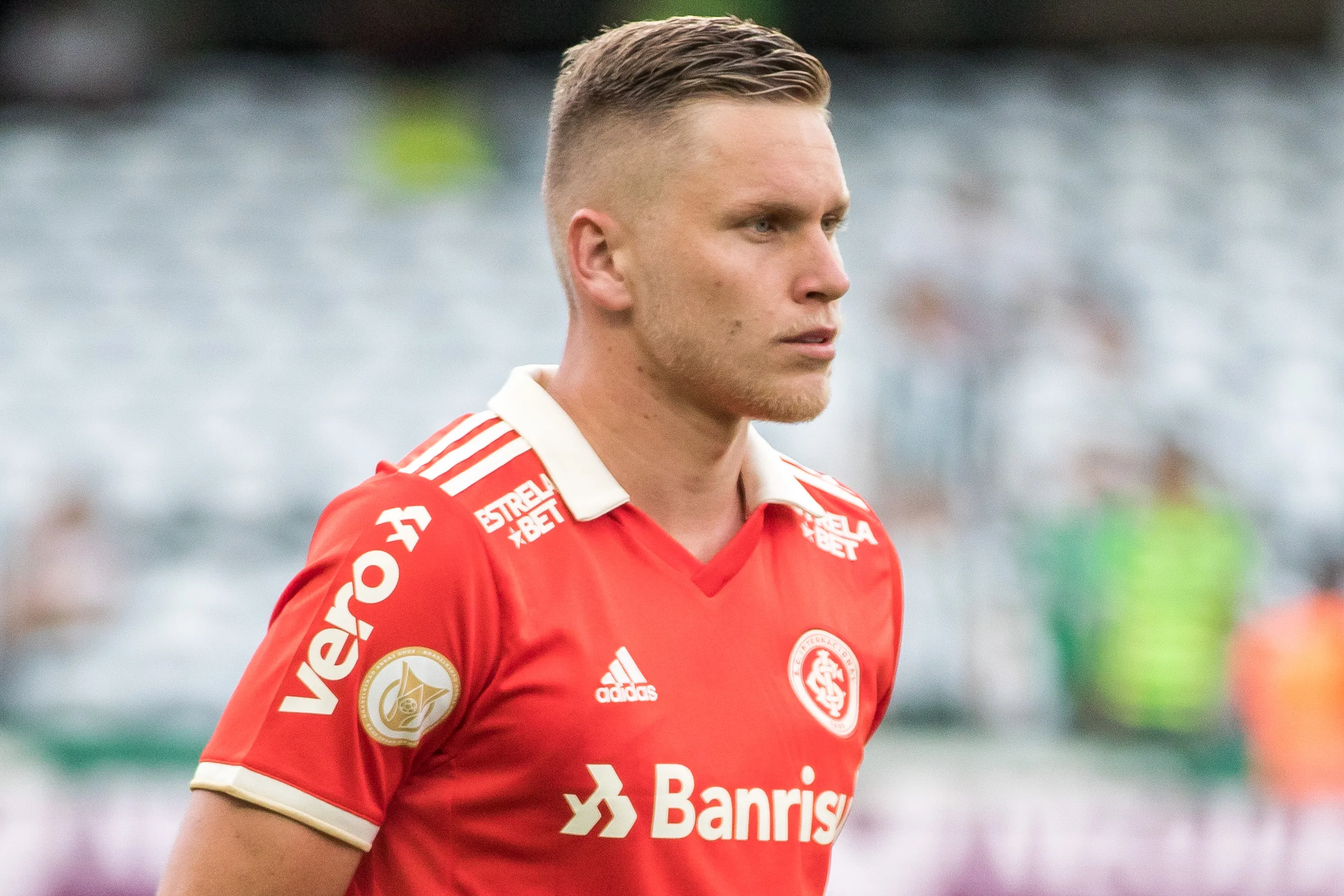 Alemao jogador do Internacional durante execucao do hino nacional antes da partida contra o Coritiba no estadio Couto Pereira pelo campeonato Brasileiro A 2022. Foto: Robson Mafra/AGIF