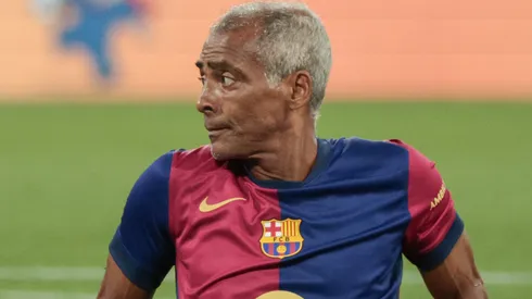 Romário durante partida beneficente na Arena da Baixada em 2024.