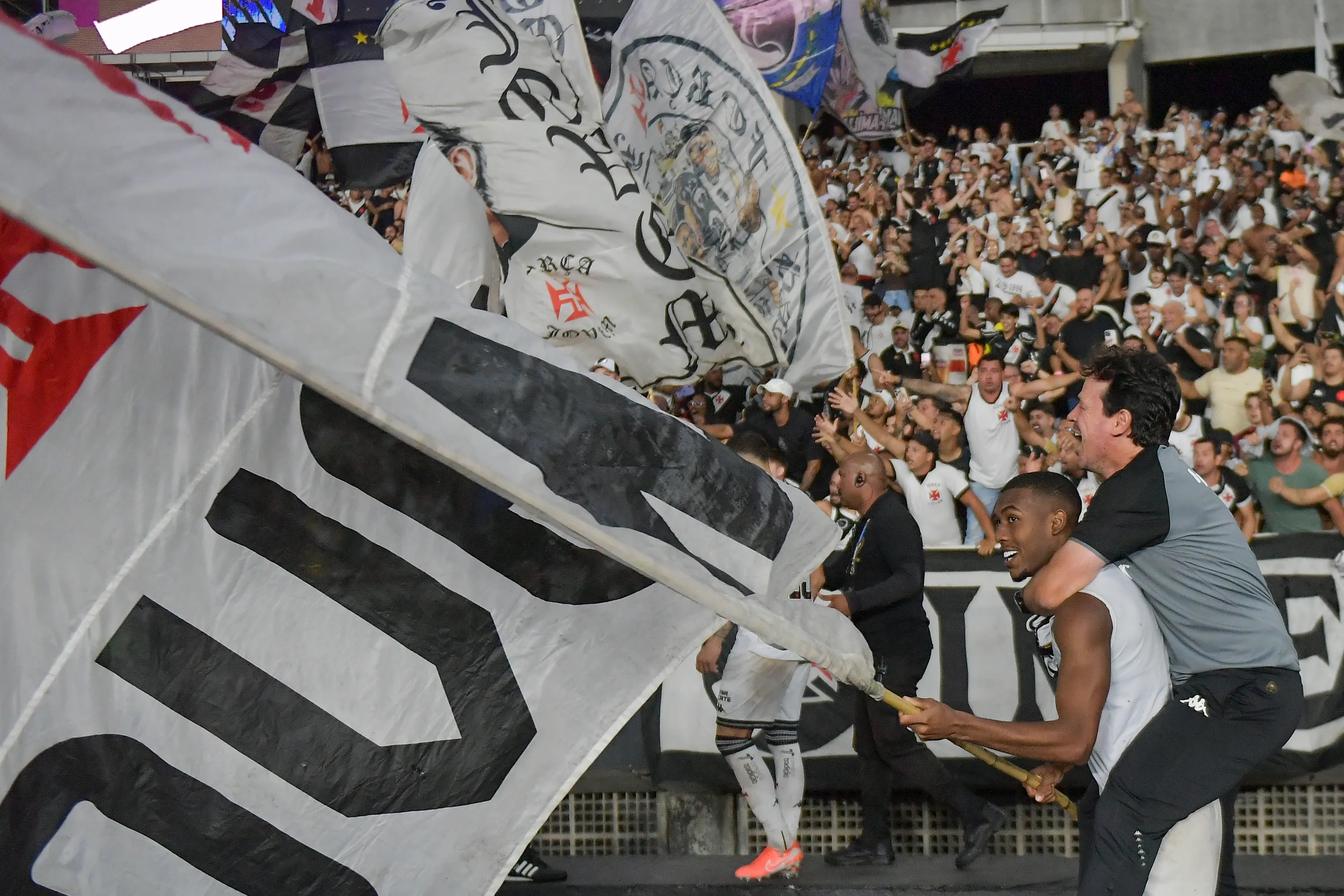 RJ – RIO DE JANEIRO – 11/09/2025 – COPA DO BRASIL 2025, BOTAFOGO X VASCO -Rayan Jogador e Fernando Diniz tecnico do Vasco comemoram vitoria ao final da partida contra o Botafogo no estadio Engenhao pelo campeonato Copa Do Brasil 2025. Foto: Thiago Ribeiro/AGIF