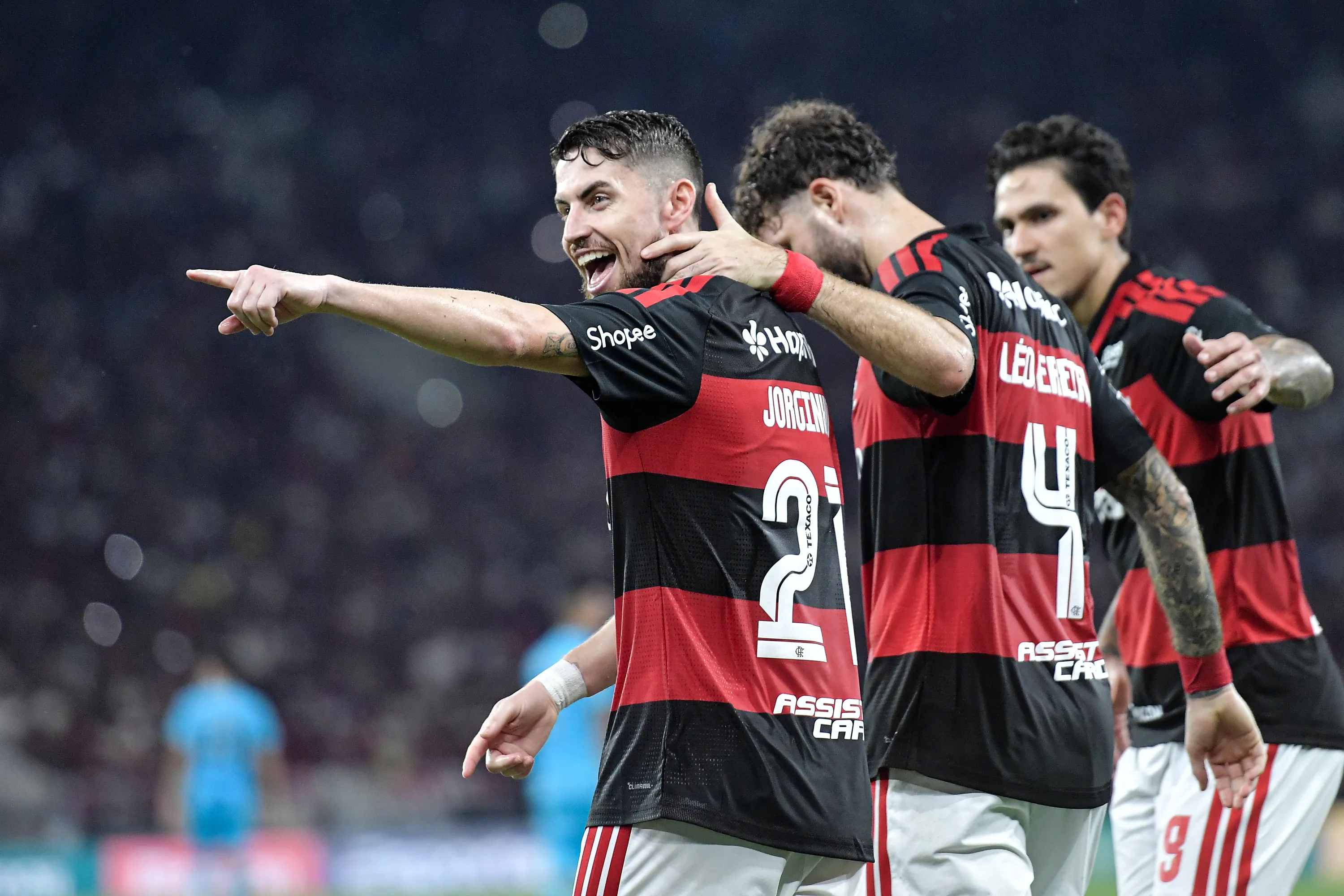 RJ – RIO DE JANEIRO – 05/04/2026 – BRASILEIRO A 2026, FLAMENGO X SANTOS – Jorginho jogador do Flamengo comemora seu gol com jogadores do seu time durante partida contra o Santos no estadio Maracana pelo campeonato Brasileiro A 2026. Foto: Thiago Ribeiro/AGIF