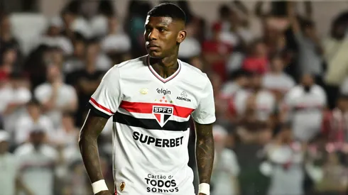 Arboleda jogador do São Paulo durante partida contra o Flamengo no estádio Vila Belmiro pelo campeonato Brasileiro A 2025. Foto: Jota Erre/AGIF