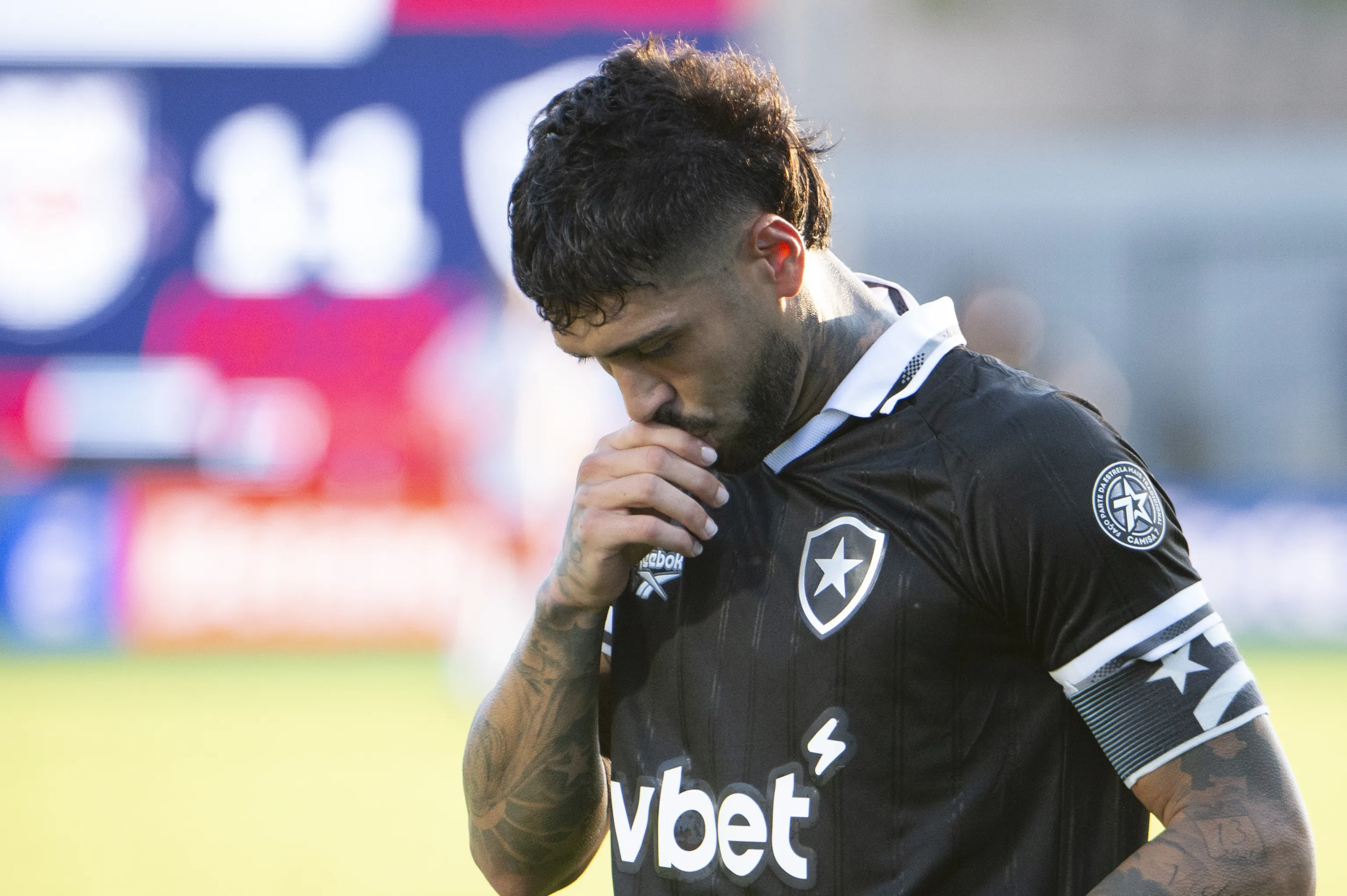 Alexander Barboza jogador do Botafogo comemora seu gol durante partida contra o Bragantino no estadio Cicero De Souza Marques pelo campeonato Brasileiro A 2026. Foto: Anderson Romao/AGIF