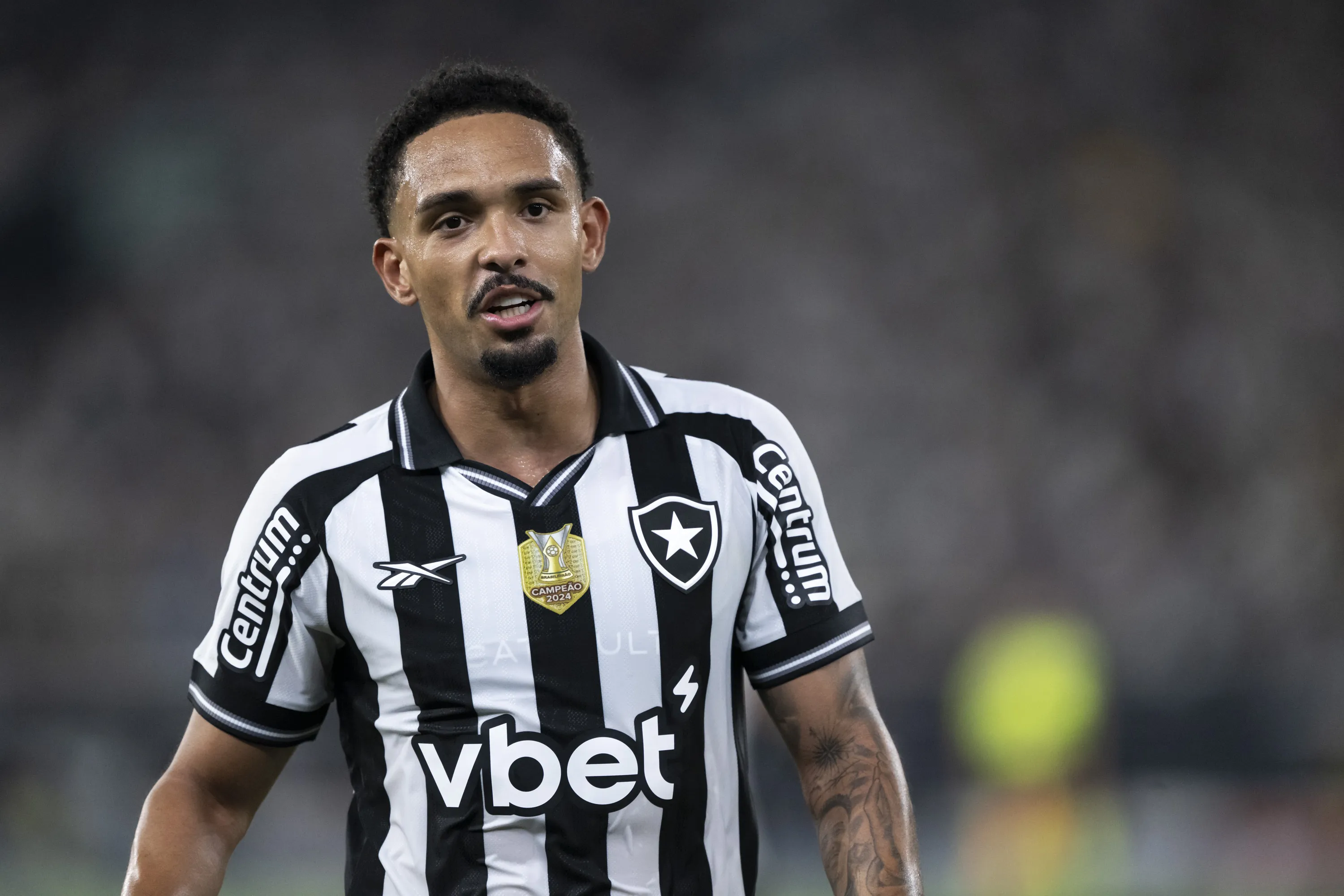 RJ – RIO DE JANEIRO – 04/06/2025 – BRASILEIRO A 2025, BOTAFOGO X CEARA – Vitinho jogador do Botafogo durante partida contra o Ceara no estadio Engenhao pelo campeonato Brasileiro A 2025. Foto: Jorge Rodrigues/AGIF