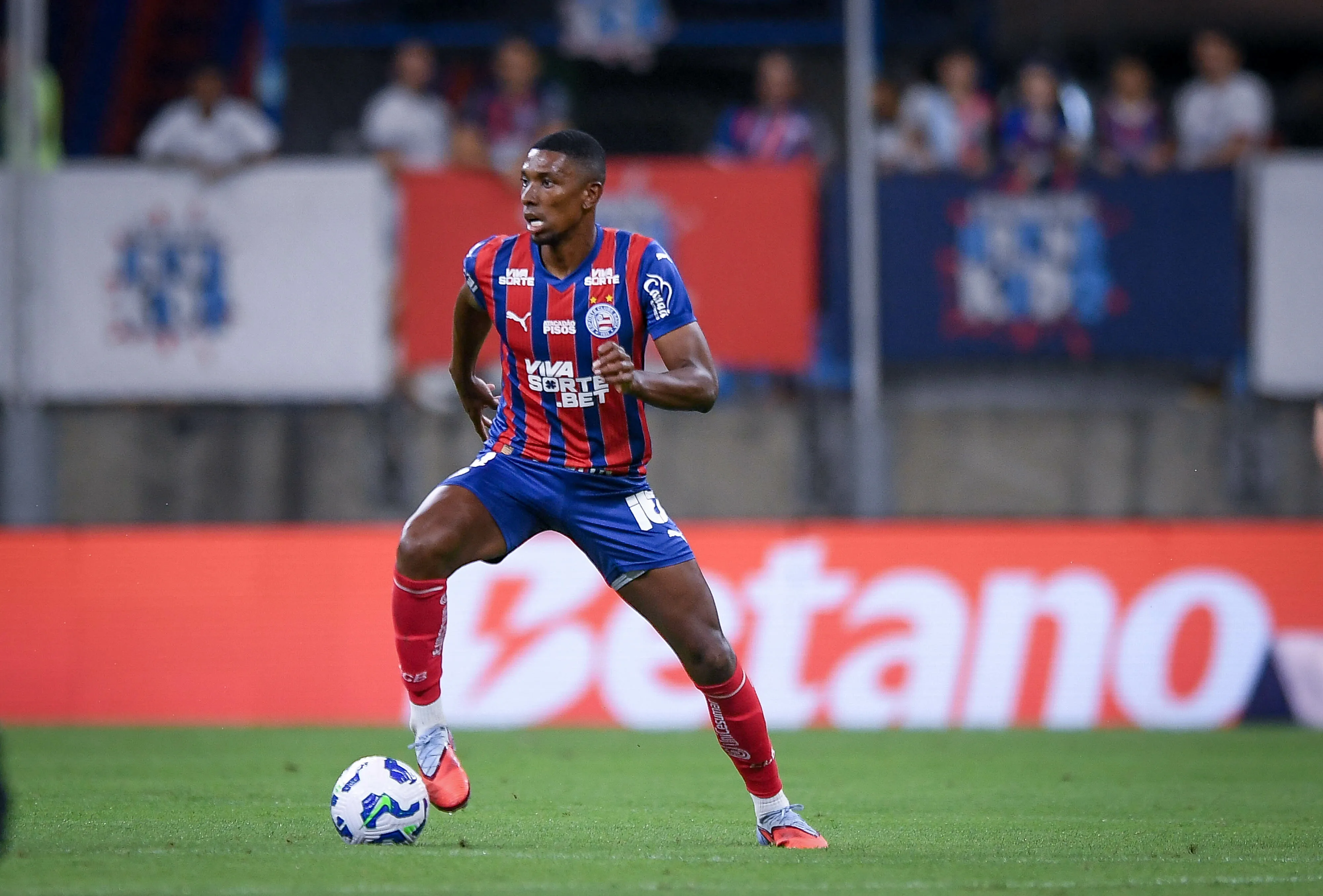 BA – SALVADOR – 03/12/2025 – BRASILEIRO A 2025, BAHIA X SPORT – Kanu jogador do Bahia durante partida contra o Sport no estadio Fonte Nova pelo campeonato Brasileiro A 2025. Foto: Jhony Pinho/AGIF