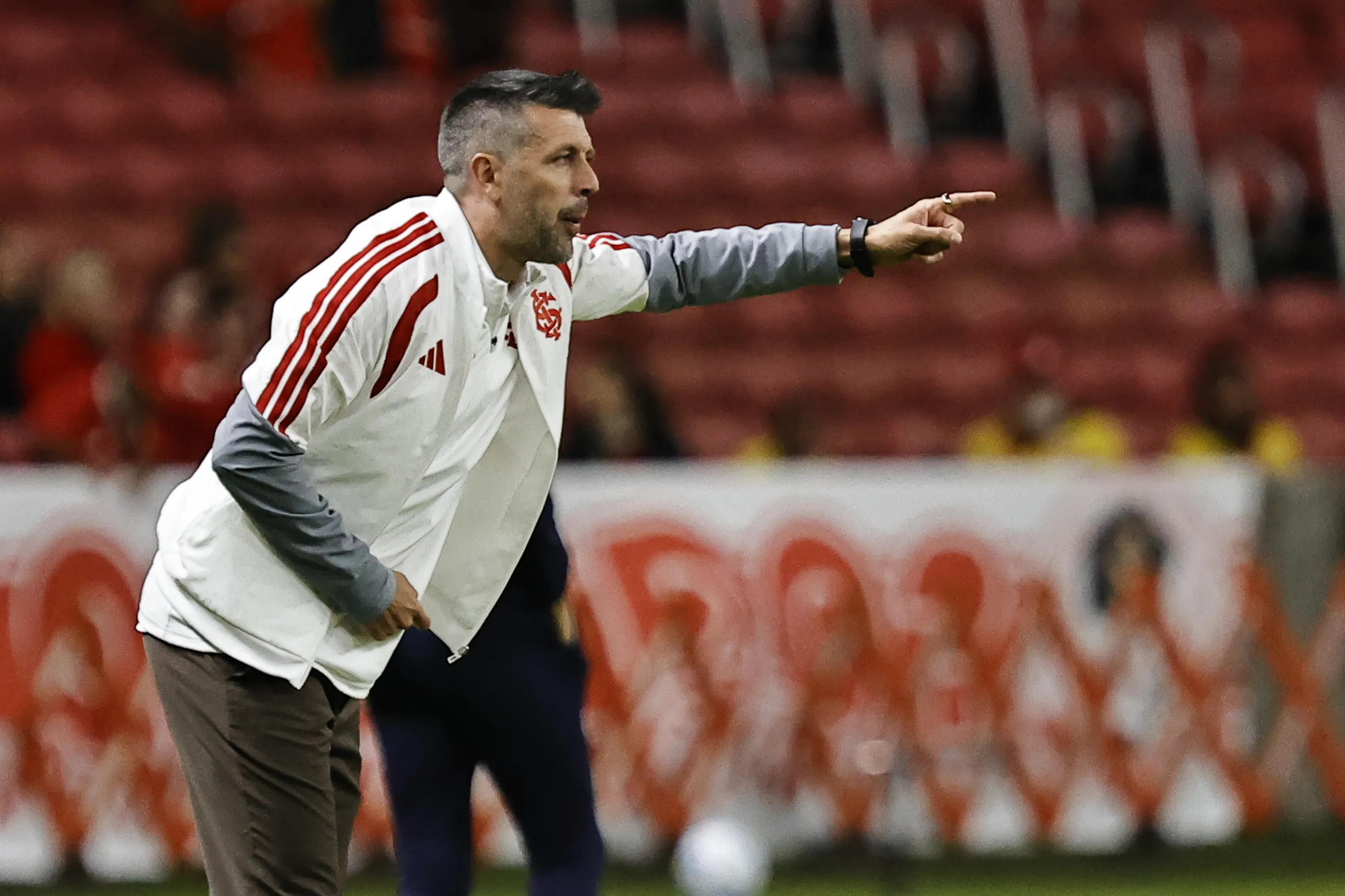 RS – PORTO ALEGRE – 03/05/2026 – BRASILEIRO A 2026, INTERNACIONAL X FLUMINENSE – Paulo Pezzolano tecnico do Internacional durante partida contra o Fluminense no estadio Beira-Rio pelo campeonato Brasileiro A 2026. Foto: Roberto Vinicius/AGIF