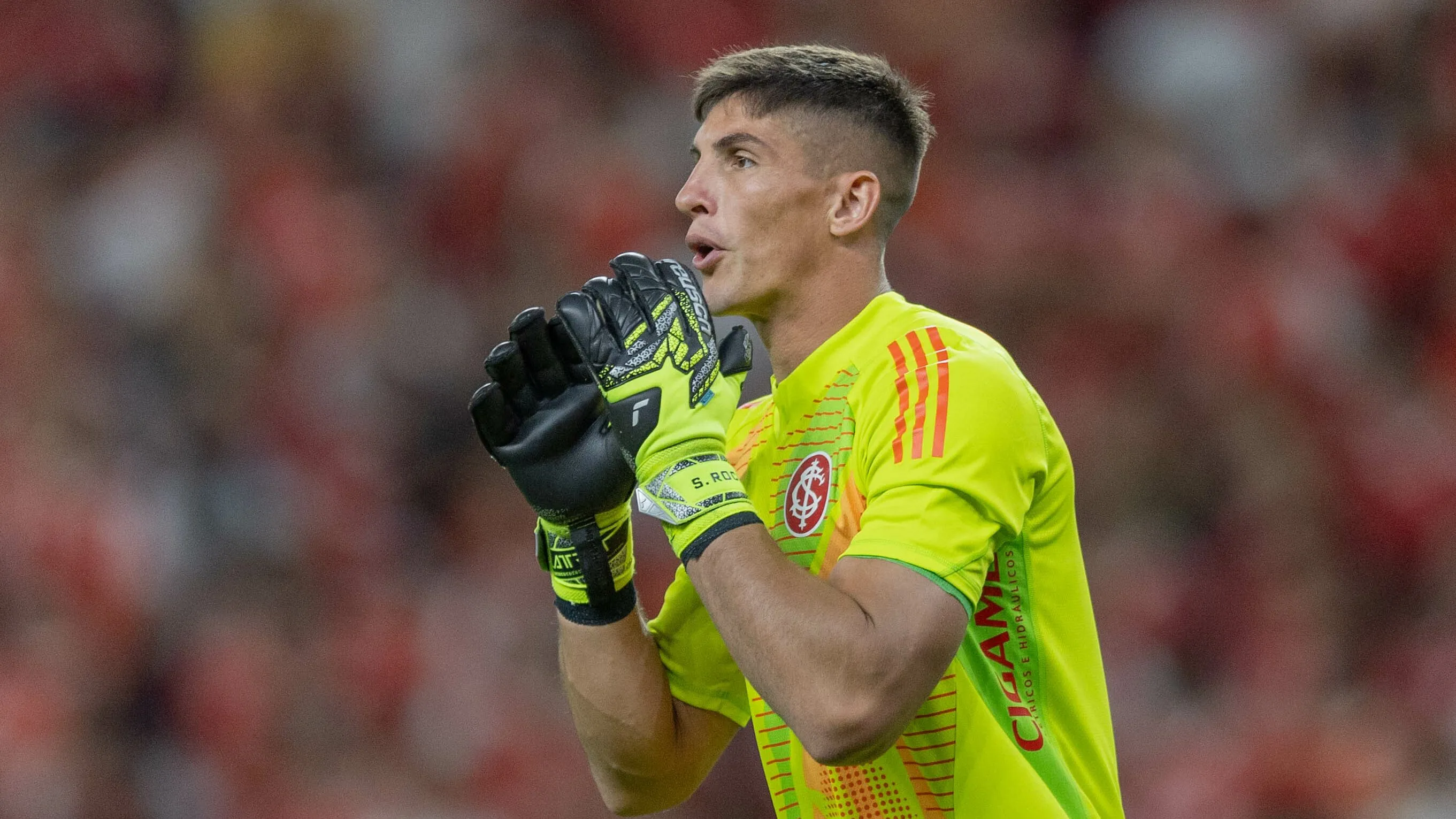 Rochet durante partida contra o Grêmio no Beira-Rio pelo Campeonato Brasileiro 2026. Foto: Liamara Polli/AGIF.