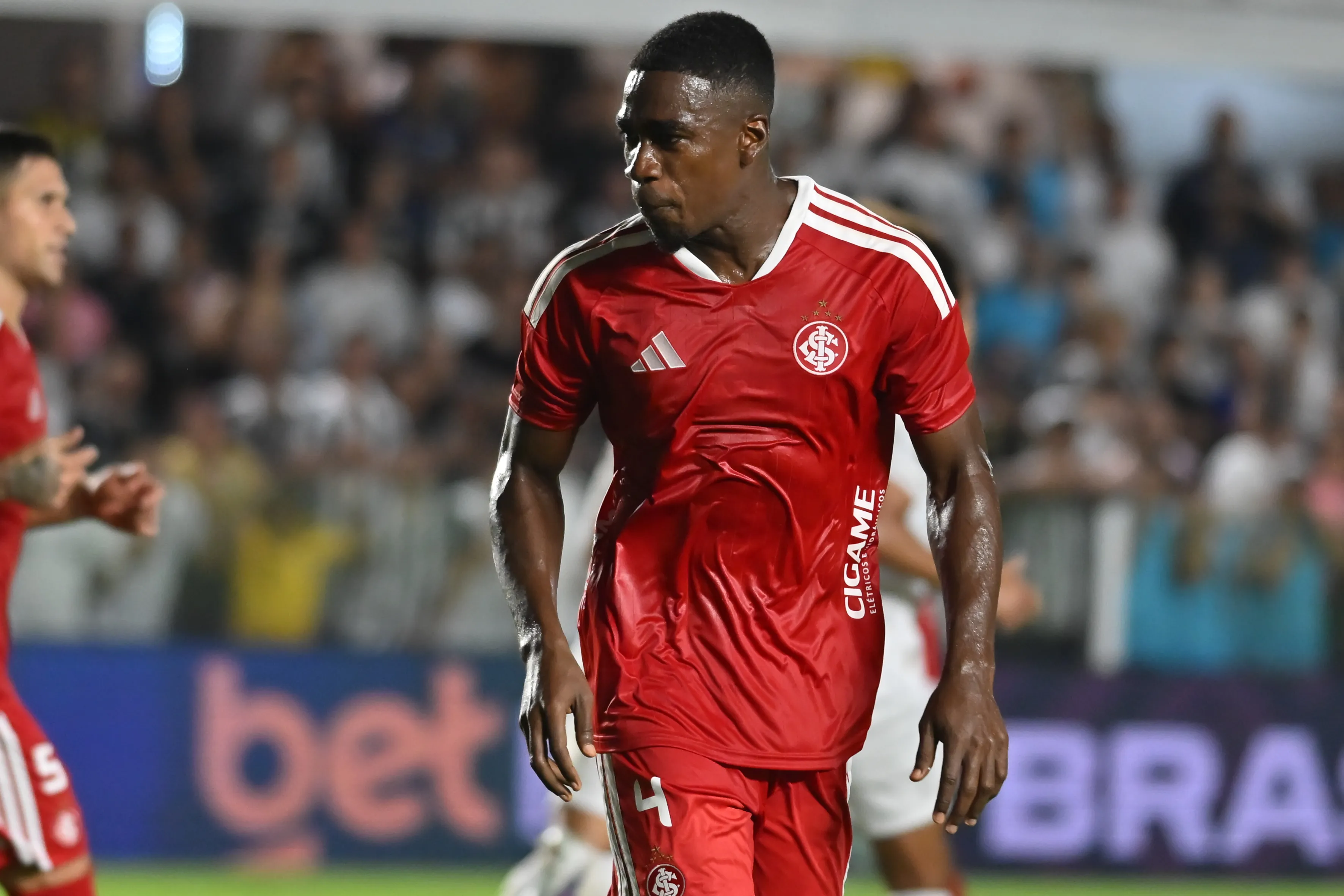 – Felix Torres jogador do Internacional durante partida contra o Santos no estadio Vila Belmiro pelo campeonato Brasileiro A 2026. Foto: Jota Erre/AGIF