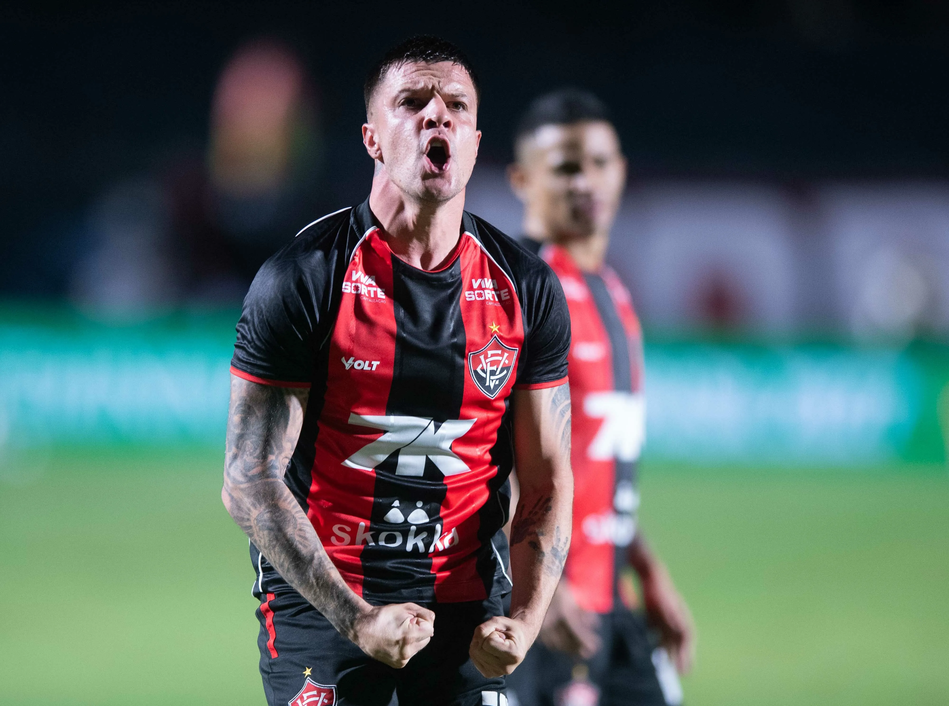 Renato Kayzer jogador do Vitoria comemora seu gol com jogadores do seu time durante partida contra o Ceara no estadio Barradao pelo campeonato Copa Do Nordeste 2026. Foto: Jhony Pinho/AGIF