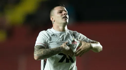Renato Kayzer jogador do Vitoria comemora seu gol durante a partida contra o Sport na Ilha do Retiro em Recife (PE), pelo Campeonato Brasileiro A 2025. Foto: Marlon Costa/AGIF