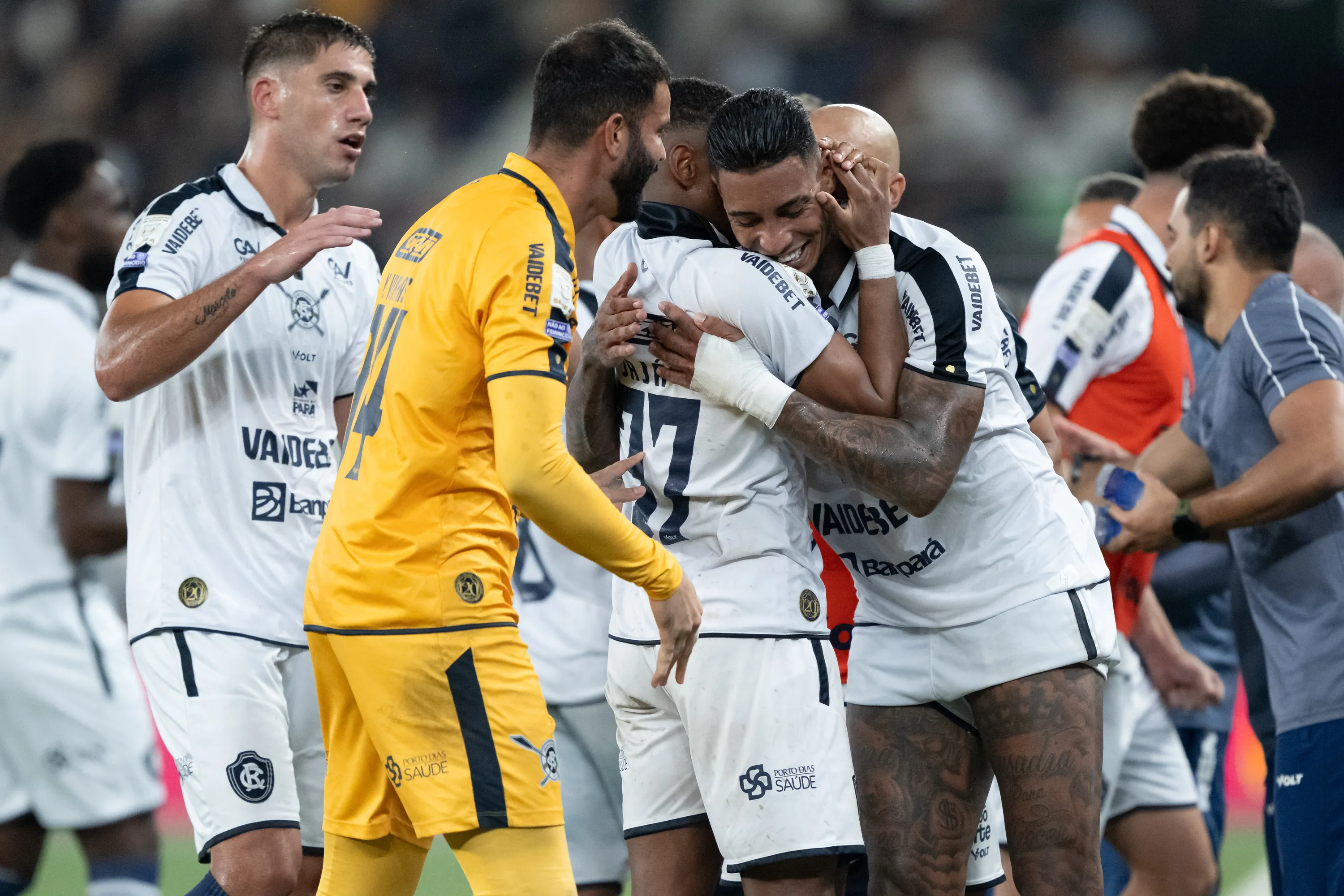 RJ – RIO DE JANEIRO – 02/05/2026 – BRASILEIRO A 2026, BOTAFOGO X REMO – Jaja jogador do Remo comemora seu gol com Alef Manga jogador da sua equipe durante partida contra o Botafogo no estadio Engenhao pelo campeonato Brasileiro A 2026. Foto: Jorge Rodrigues/AGIF