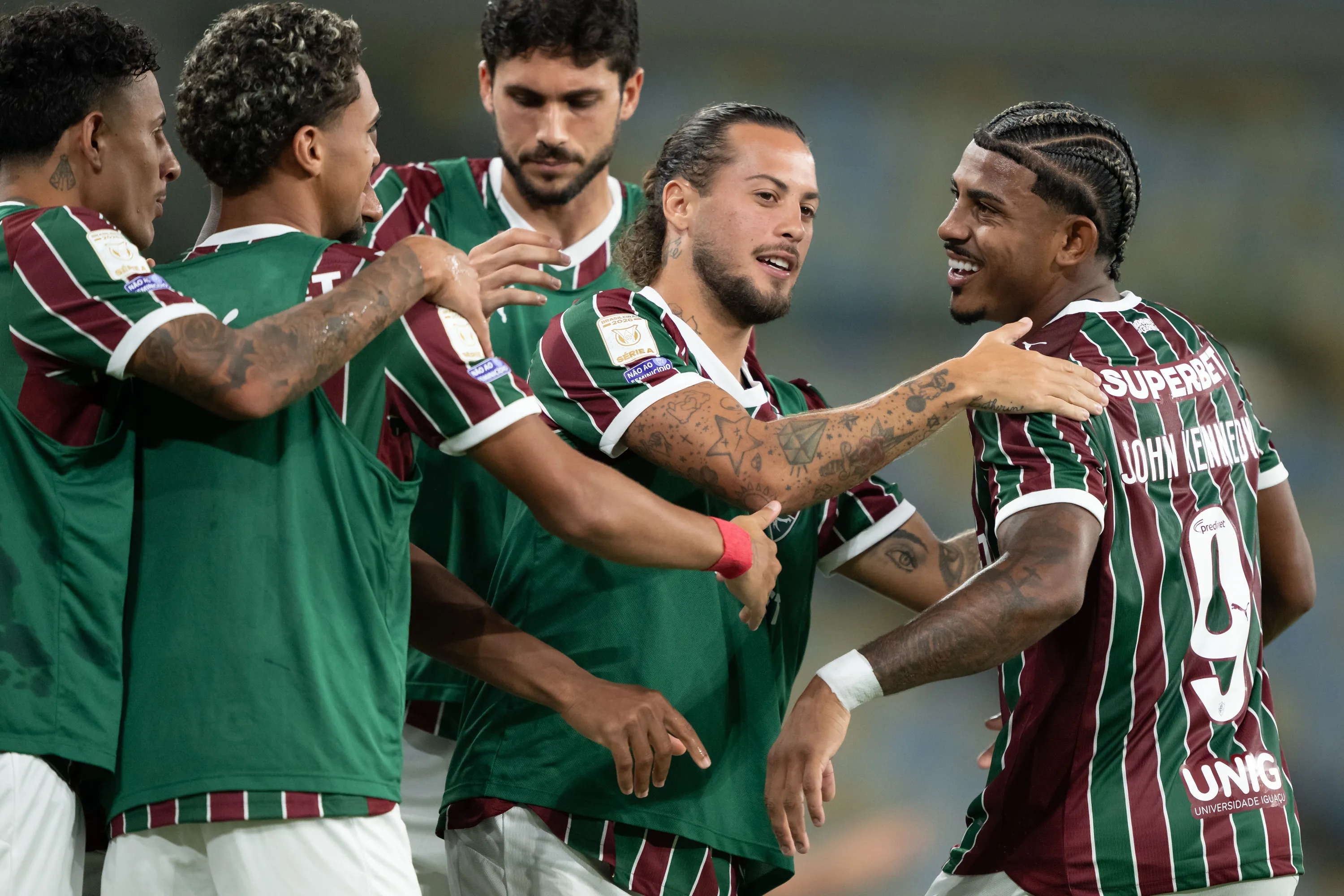 RJ – RIO DE JANEIRO – 09/05/2026 – BRASILEIRO A 2026, FLUMINENSE X VITORIA – John Kennedy jogador do Fluminense comemora seu gol com jogadores do seu time durante partida contra o Vitoria no estadio Maracana pelo campeonato Brasileiro A 2026. Foto: Jorge Rodrigues/AGIF