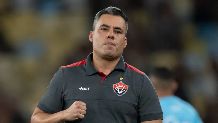 Jair Ventura tecnico do Vitoria durante partida contra o Fluminense no estadio Maracana pelo campeonato Brasileiro A 2026. Foto: Jorge Rodrigues/AGIF