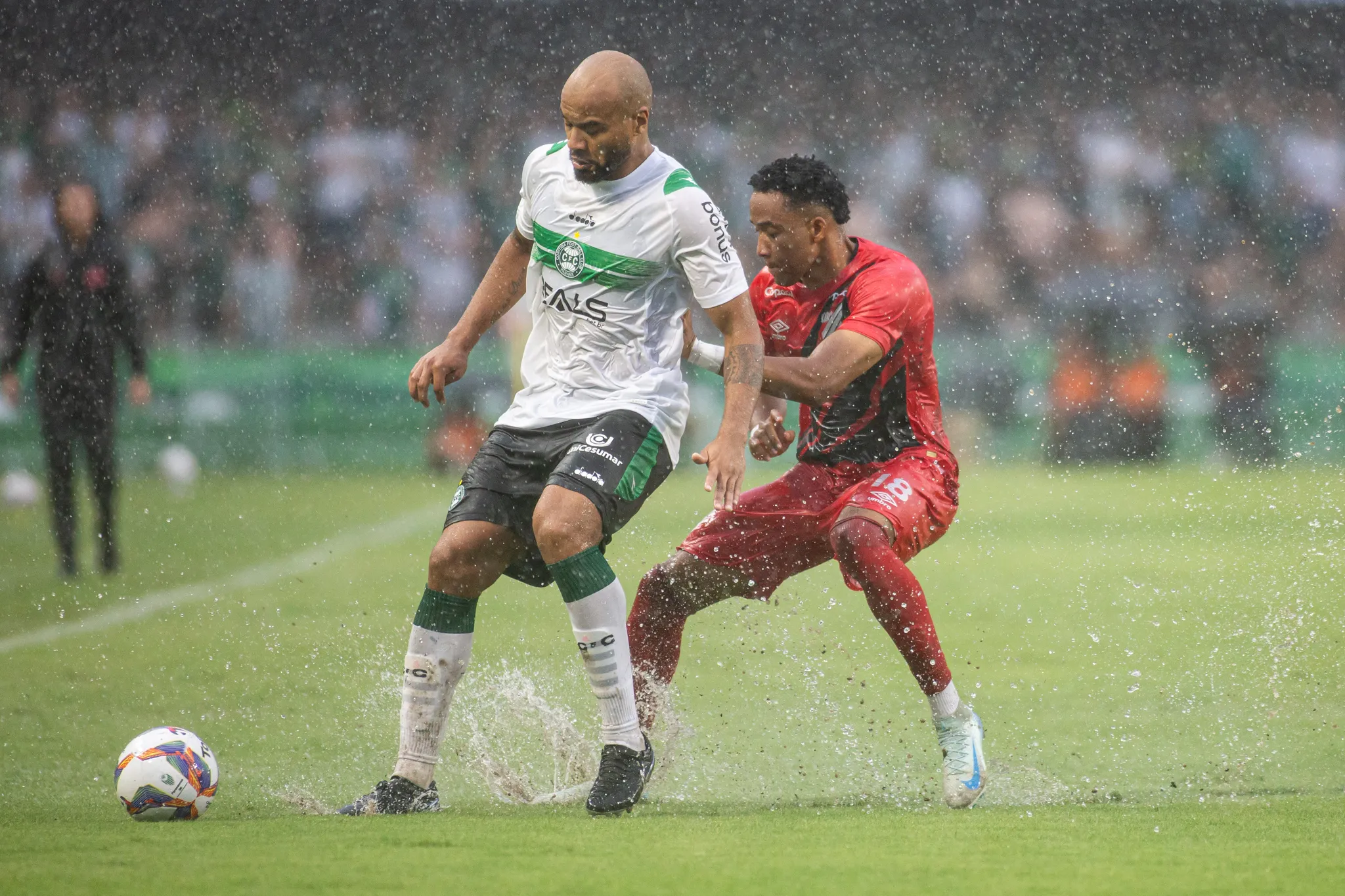 Moledo jogador do Coritiba durante partida contra o Athletico-PR no estadio Couto Pereira pelo campeonato Paranaense 2025. Foto: Luis Garcia/AGIF
