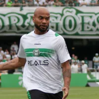Moledo, do Coritiba, celebra gol contra Internacional, mas lamenta empate