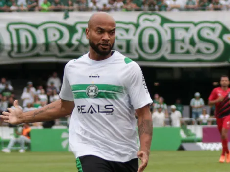 Moledo, do Coritiba, celebra gol contra Internacional, mas lamenta empate