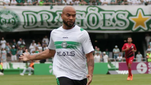 Moledo jogador do Coritiba durante partida contra o Athletico-PR no estadio Couto Pereira pelo campeonato Paranaense 2025. Foto: Robson Mafra/AGIF
