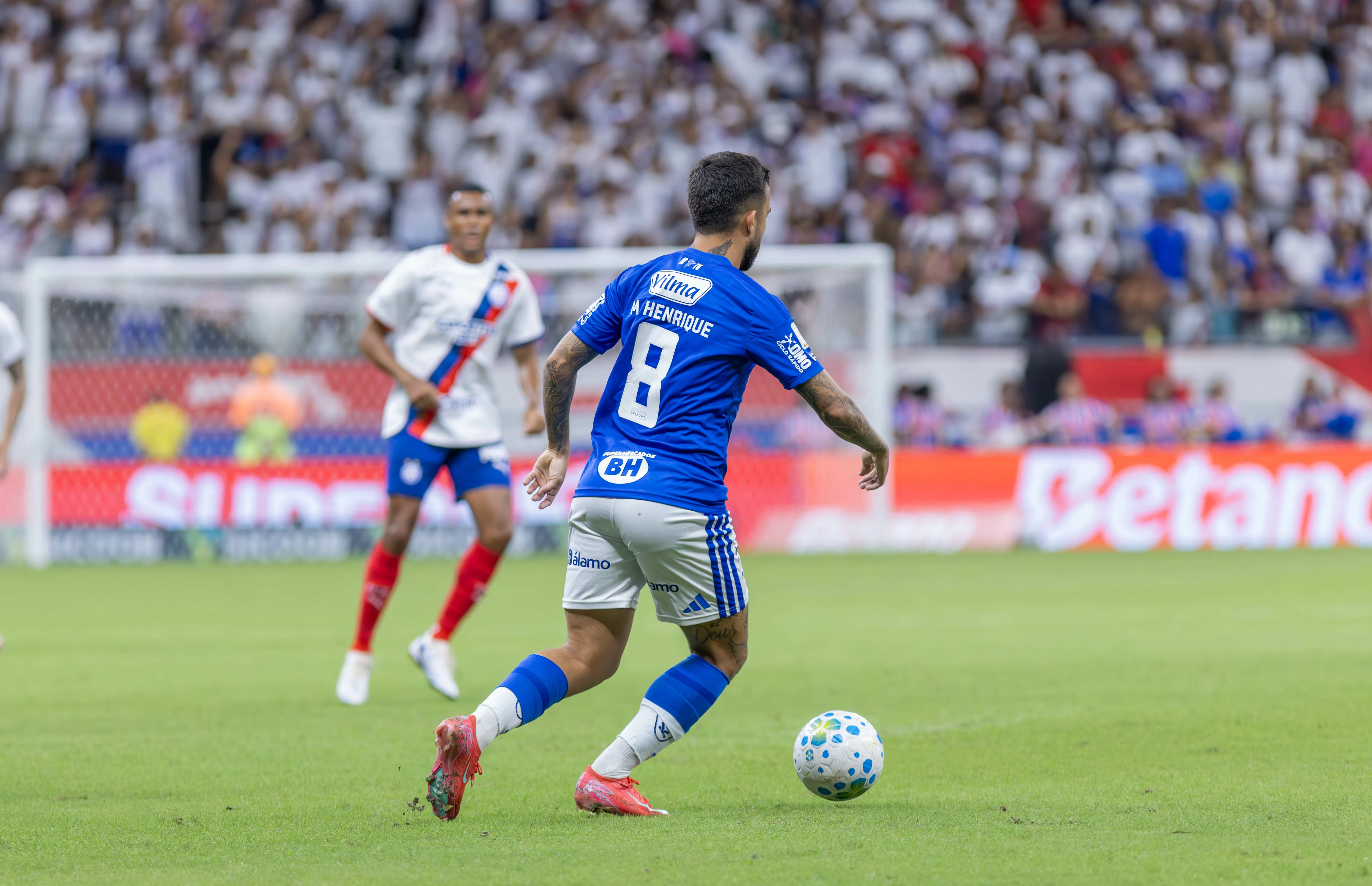Matheus Henrique jogador do Cruzeiro durante partida contra o Bahia no estadio Fonte Nova pelo campeonato Brasileiro A 2026. Foto: Marcio Jose/AGIF