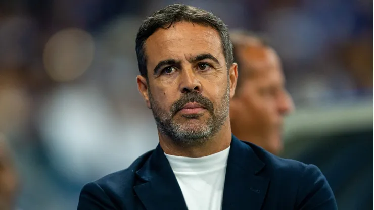 Artur Jorge durante clássico contra o Atlético-MG no Campeonato Brasileiro de 2026.