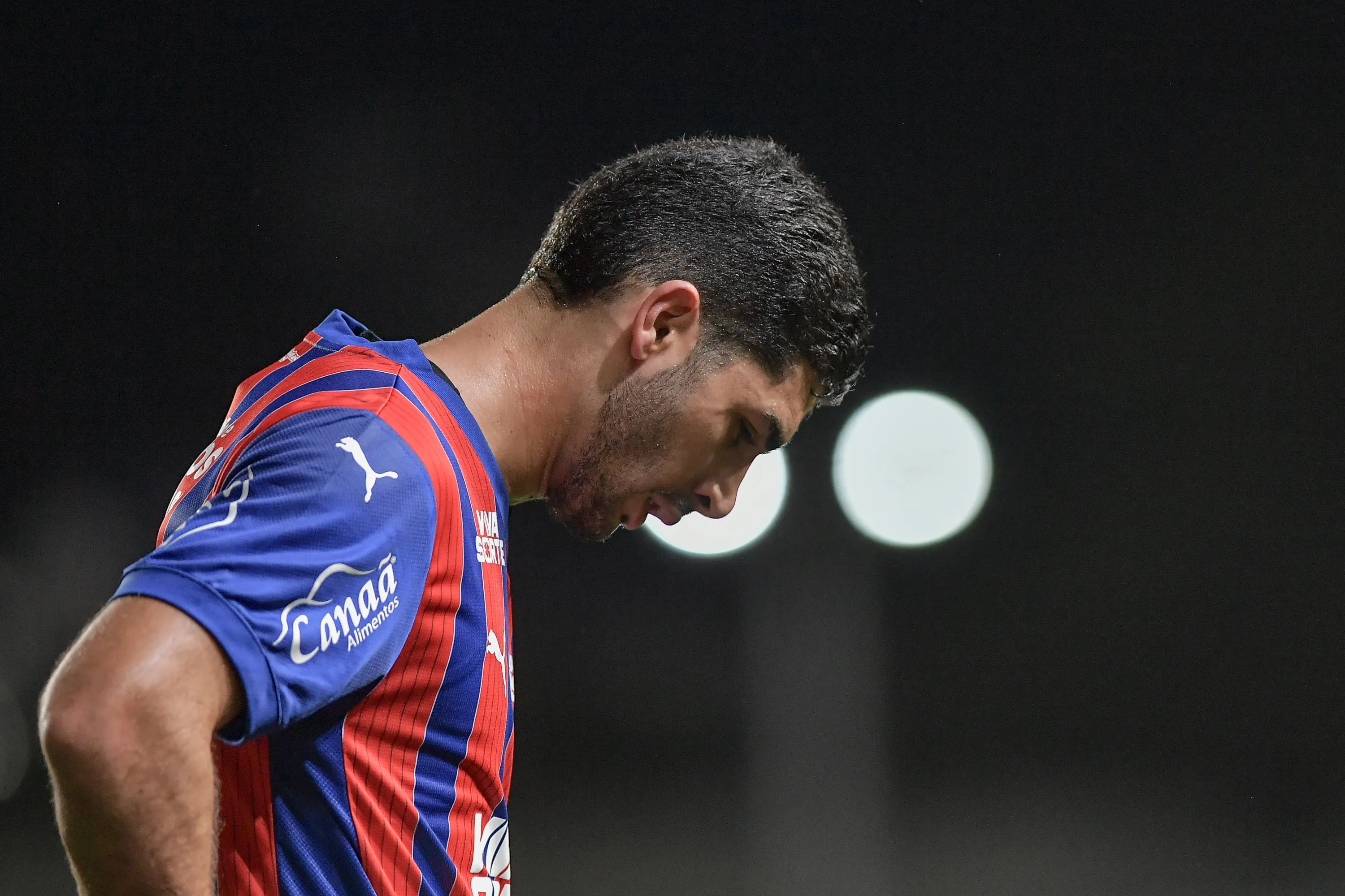 Michel Araujo jogador do Bahia durante partida contra o Vasco no estadio Sao Januario pelo campeonato Brasileiro A 2025. Foto: Thiago Ribeiro/AGIF