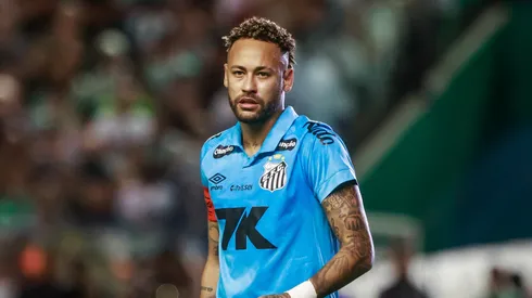 Neymar jogador do Santos durante partida contra o Juventude no estádio Alfredo Jaconi pelo campeonato Brasileiro A 2025. Foto: Luiz Erbes/AGIF