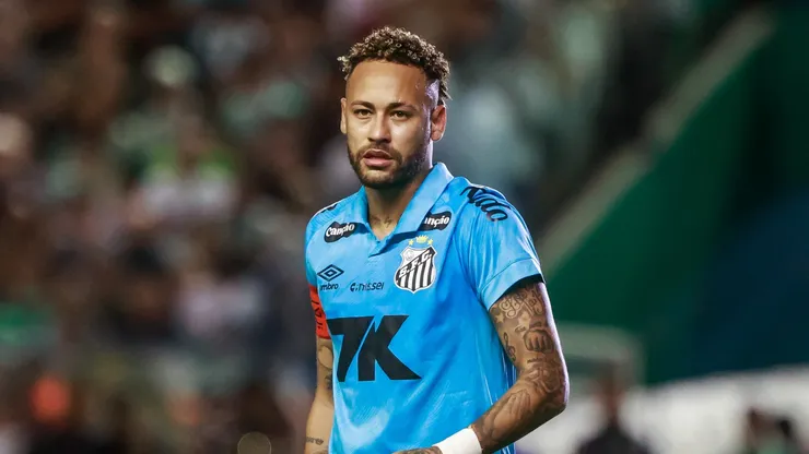 Neymar jogador do Santos durante partida contra o Juventude no estádio Alfredo Jaconi pelo campeonato Brasileiro A 2025. Foto: Luiz Erbes/AGIF