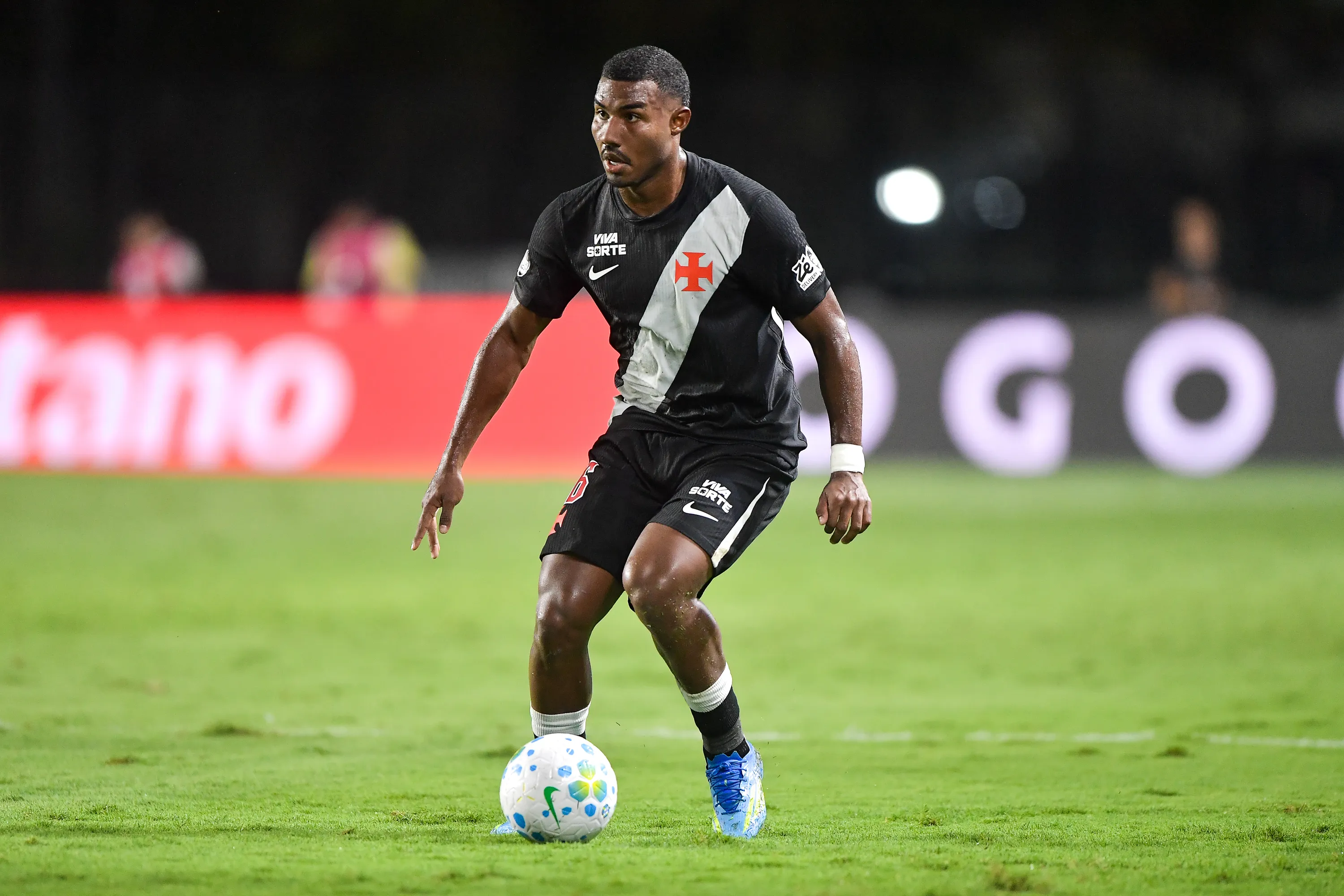 Cuiabano jogador do Vasco durante partida contra o Botafogo no estadio Sao Januario pelo campeonato Brasileiro A 2026. Foto: Thiago Ribeiro/AGIF