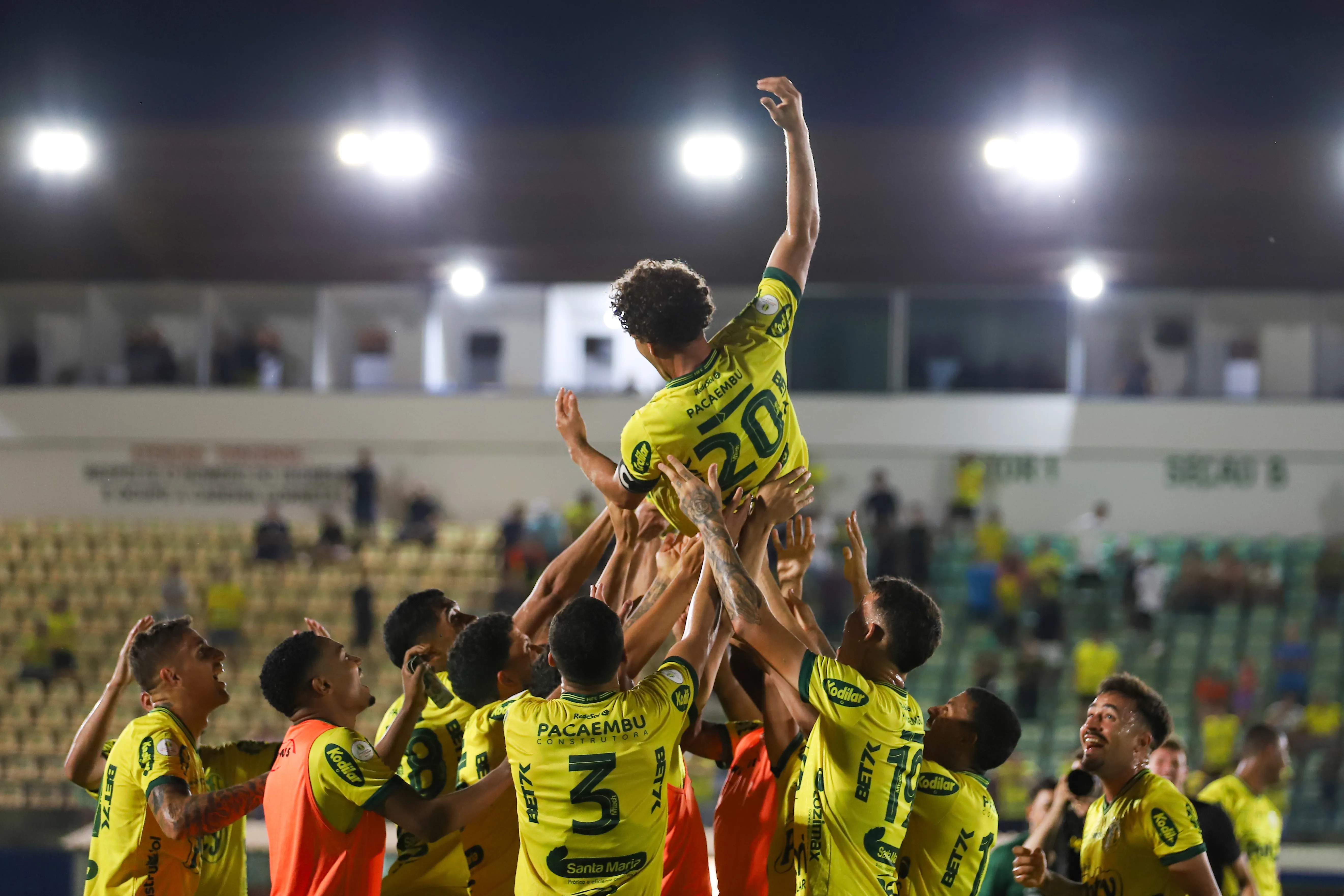SP – MIRASSOL – 18/11/2023 – BRASILEIRO B 2023, MIRASSOL X ATLETICO-GO –  Jogadores do Mirassol celebram com Camilo sua ultima partida pelo Mirassol no Maiao, casa do Mirassol. Foto: Pedro Zacchi/AGIF