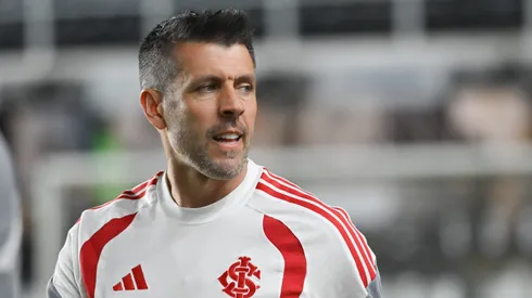 Paulo Pezzolano tecnico do Internacional durante partida contra o Santos no estadio Vila Belmiro pelo campeonato Brasileiro A 2026. Foto: Jota Erre/AGIF