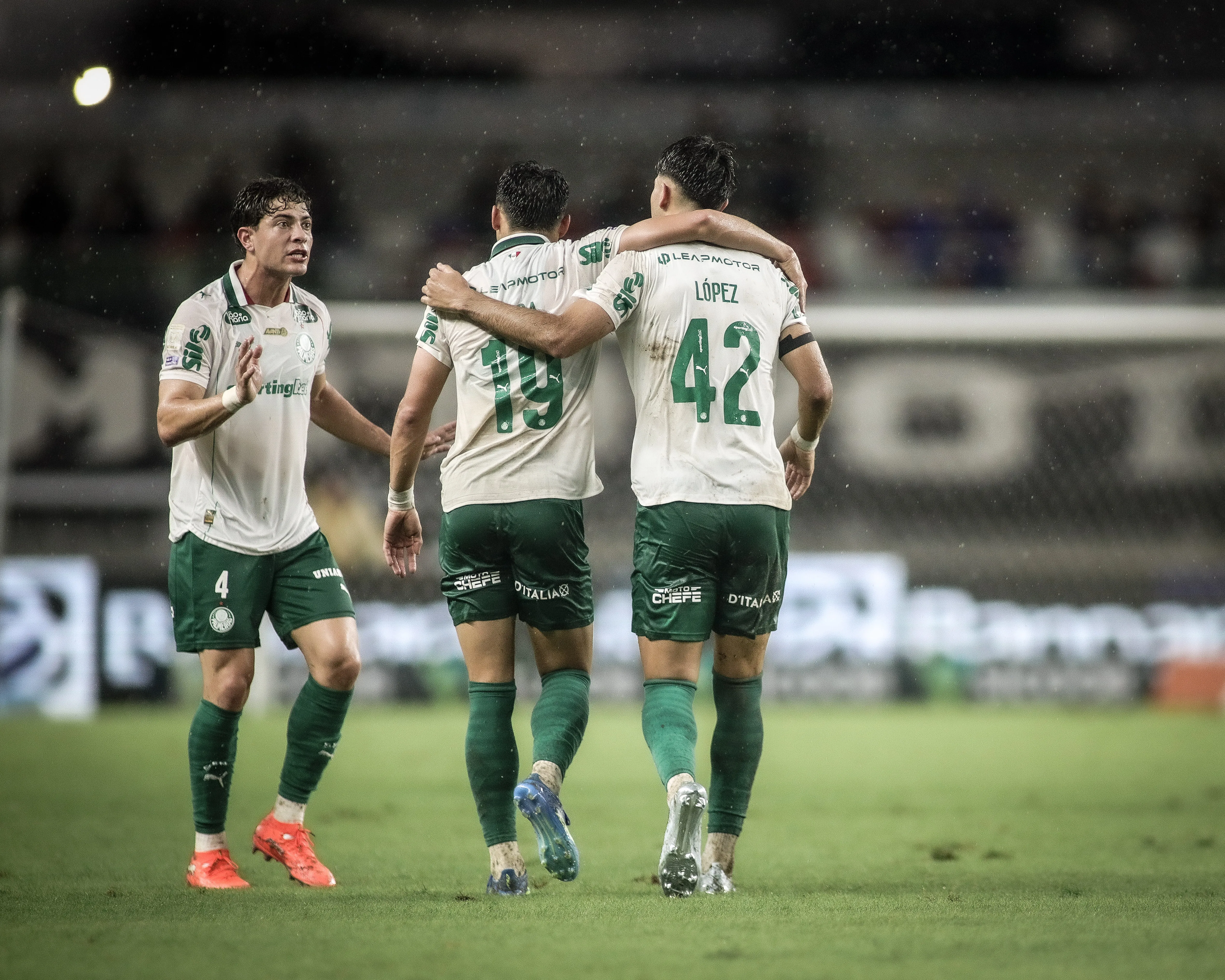 PA – BELEM – 10/05/2026 – BRASILEIRO A 2026, REMO X PALMEIRAS – Ramon Sosa jogador do Palmeiras comemora seu gol com jogadores do seu time durante partida contra o Remo no estadio Mangueirao pelo campeonato Brasileiro A 2026. Foto: Marcos Junior/AGIF